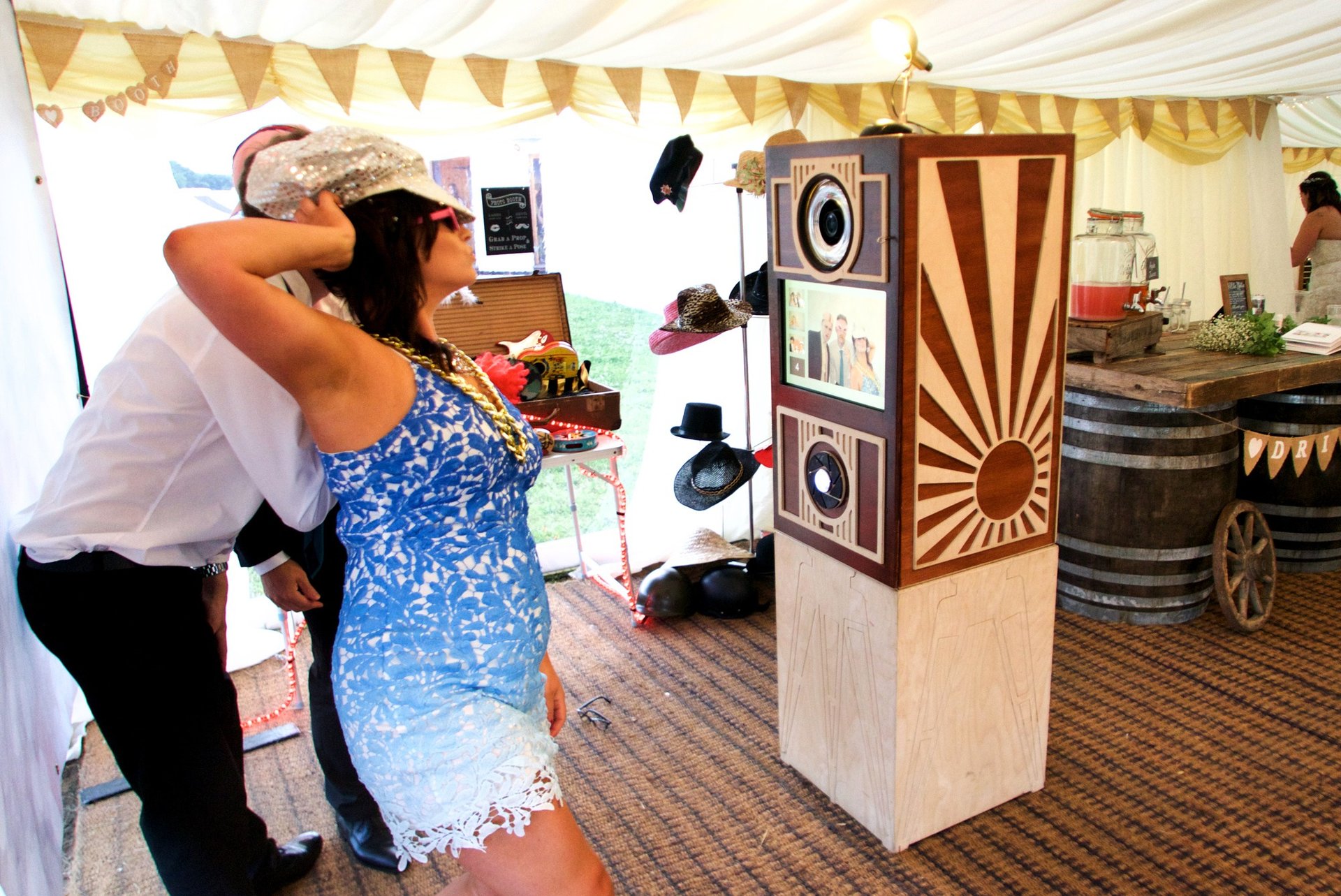 photobooth Bertie installé en intérieur avec accessoires