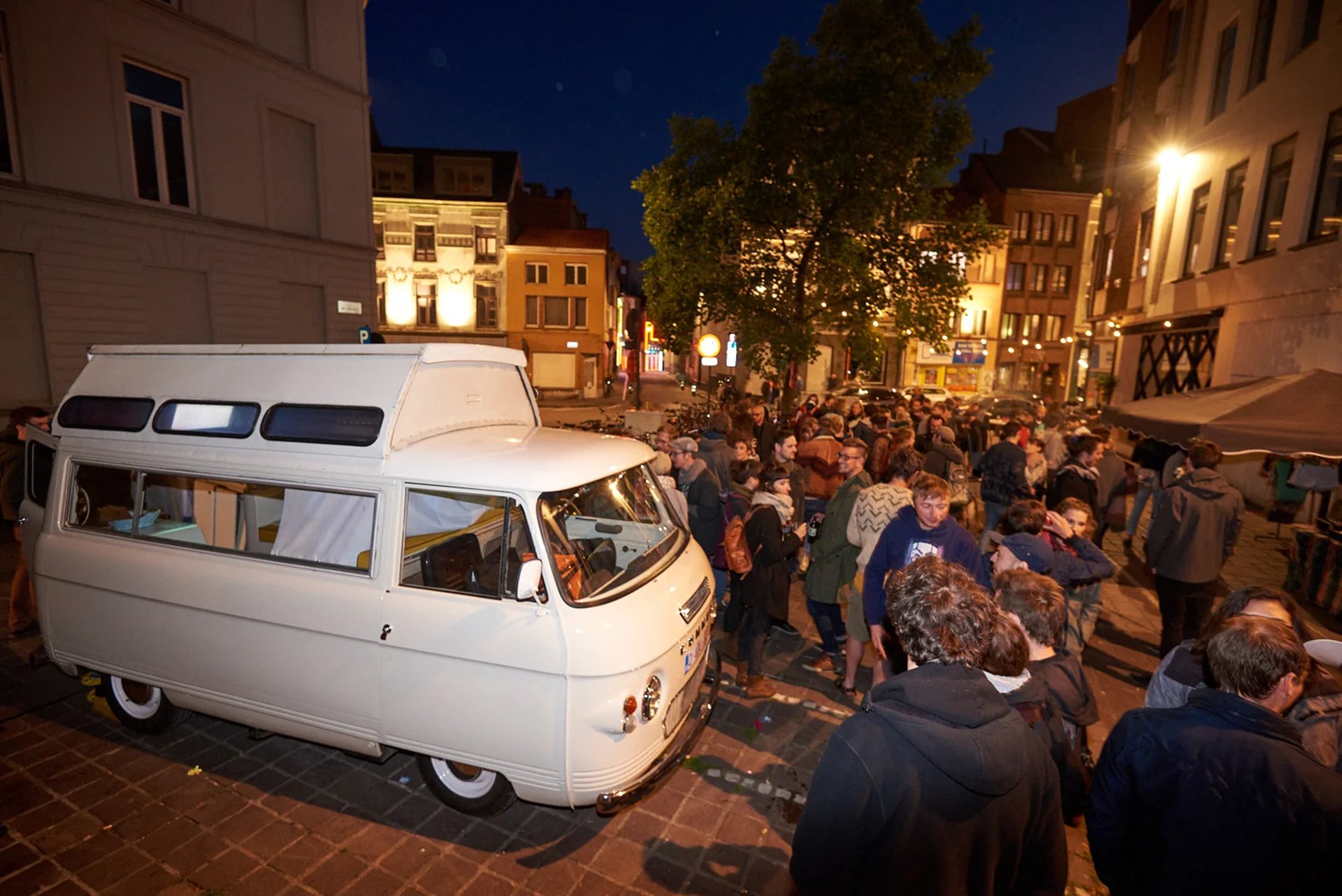 van vintage transformé en cabine photo événementielle