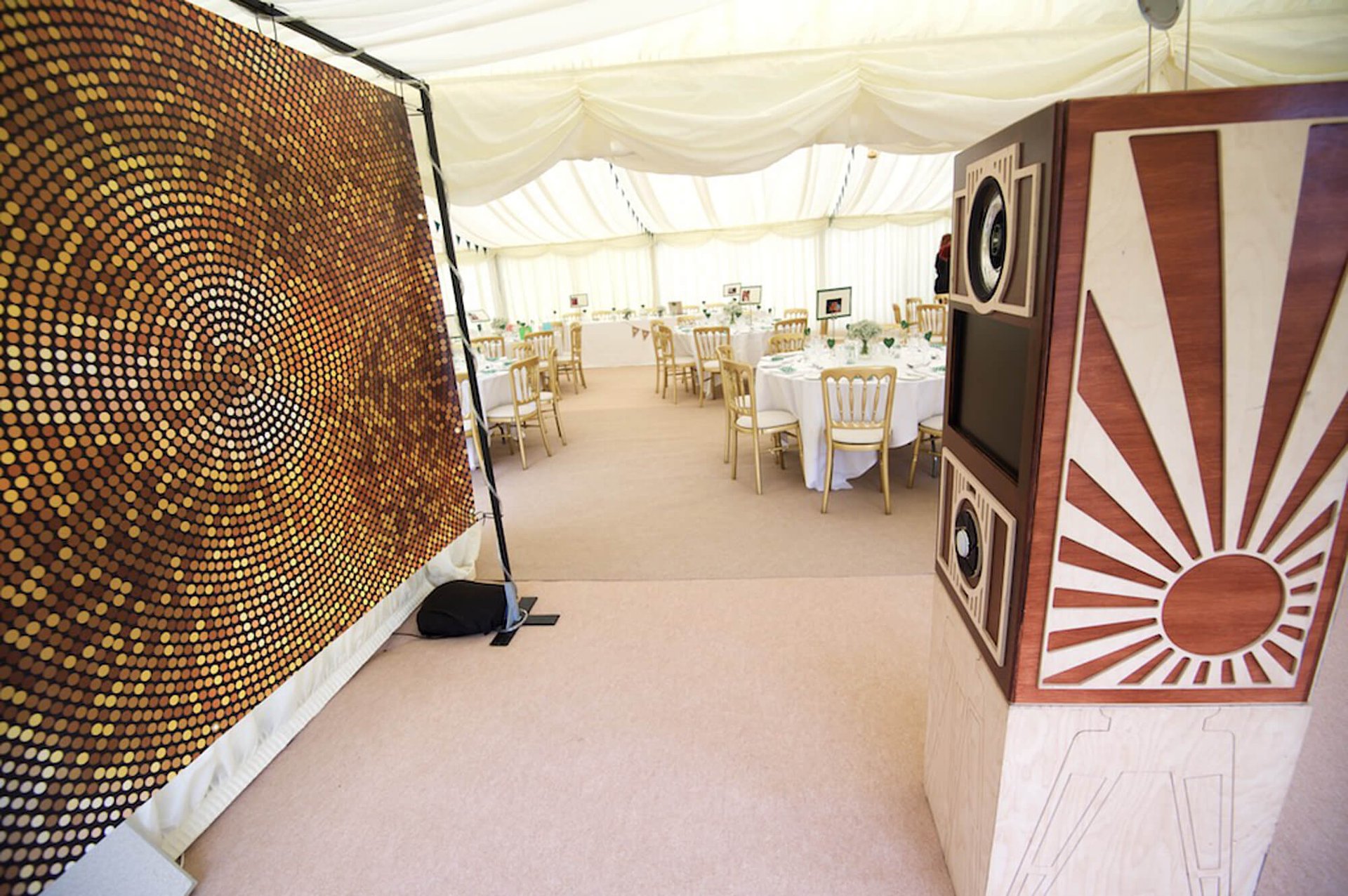 installation de borne photo dans une salle pour mariage