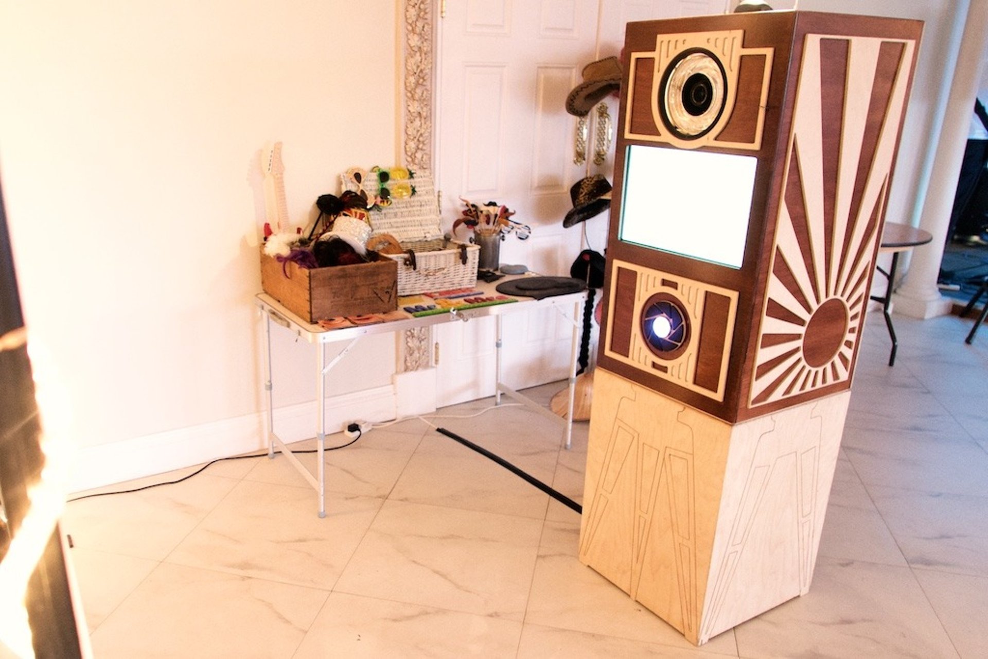 borne photo installée dans une salle de réception moderne