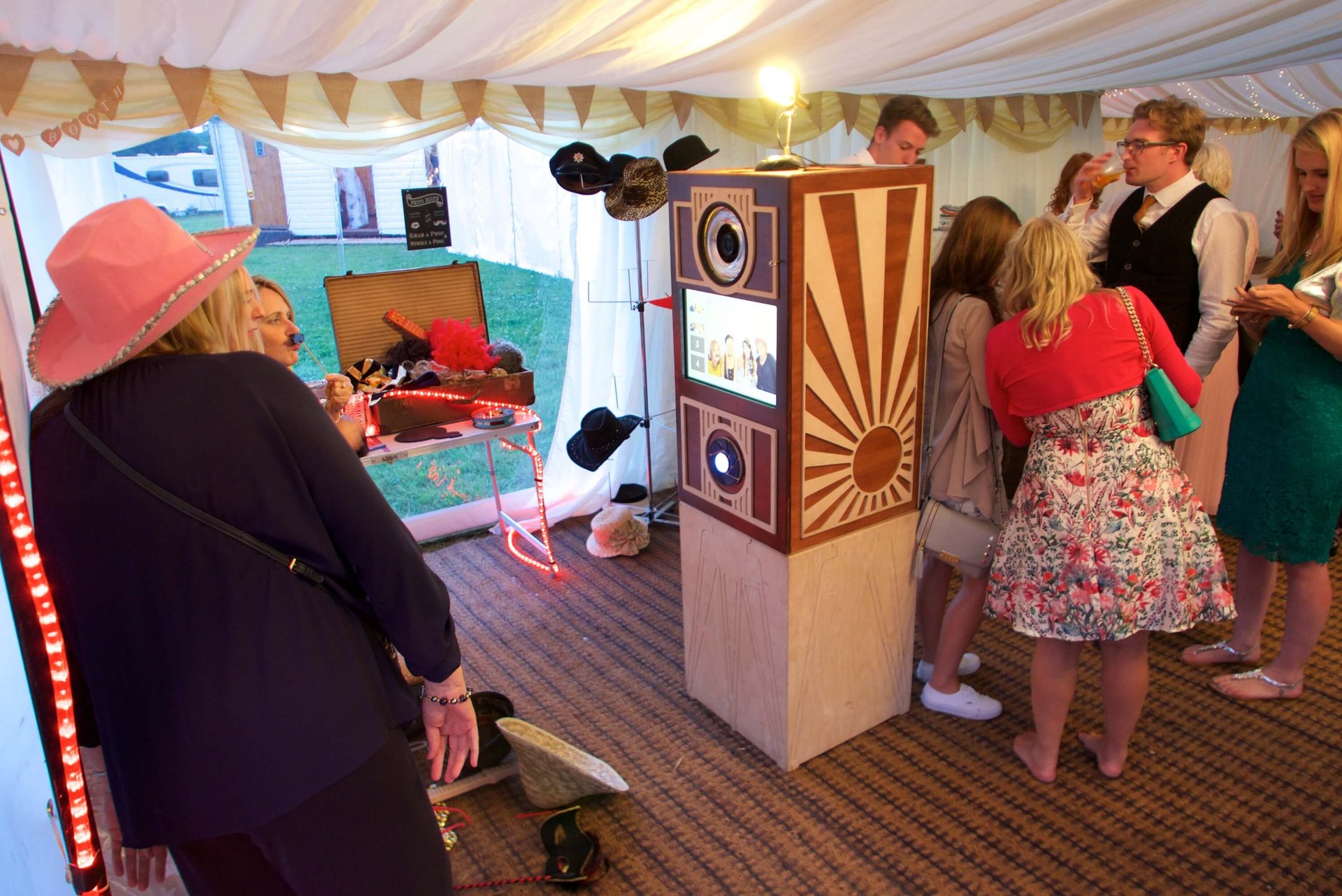 borne photo installée dans une salle de réception moderne