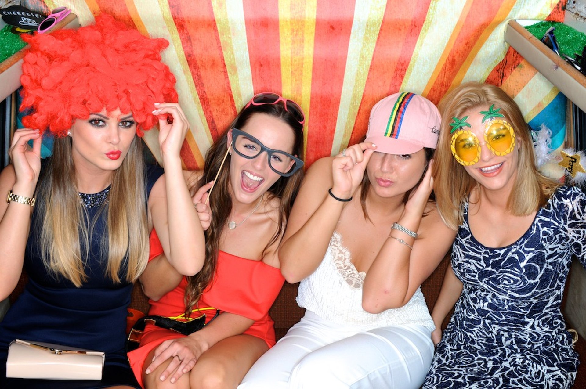 invités prenant des photos amusantes