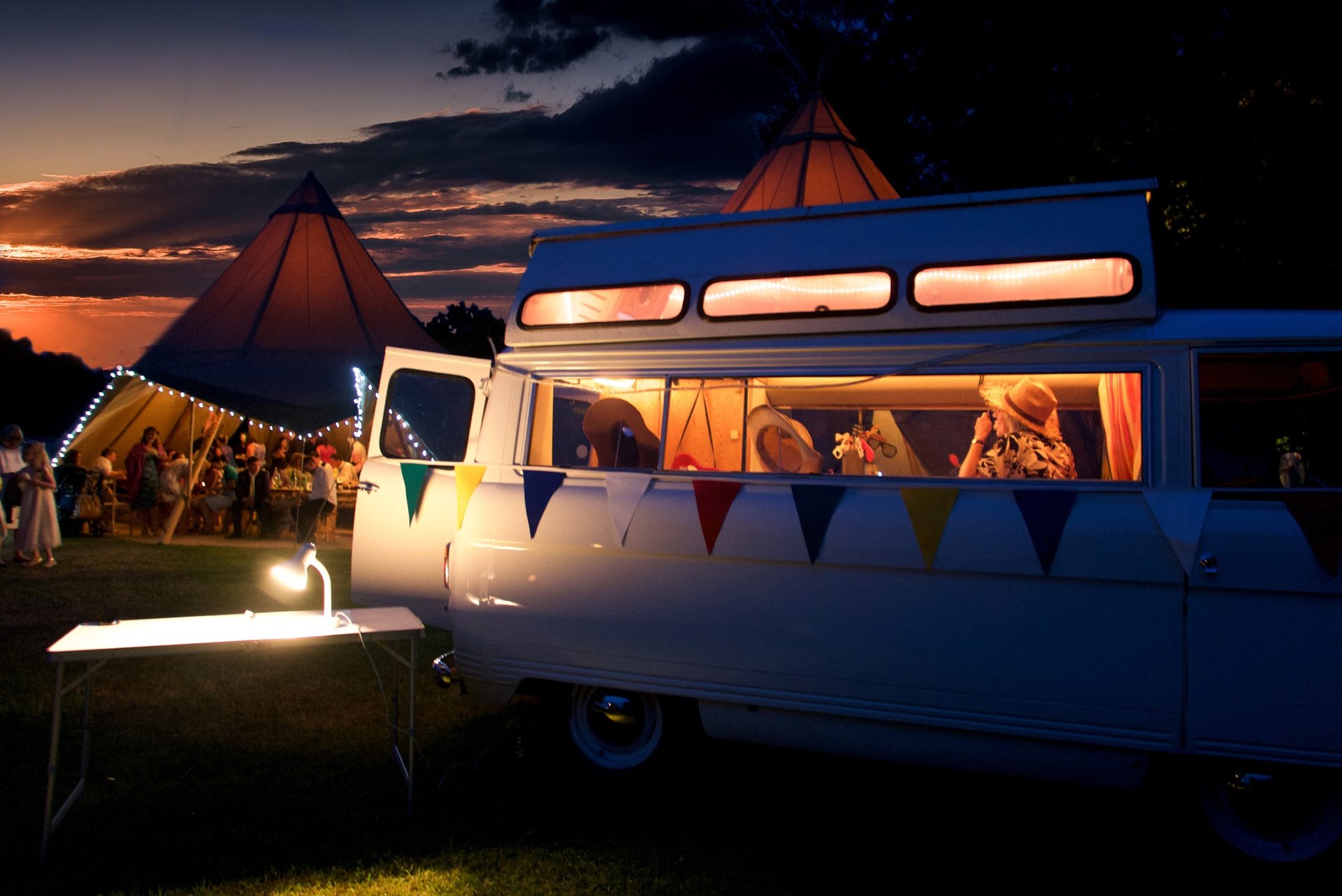 camper van 1967 aménagé en borne photo