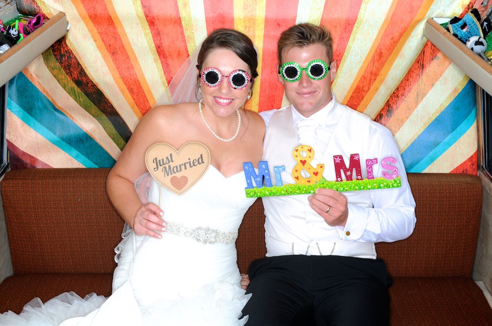 couple de mariés souriant dans un photobooth