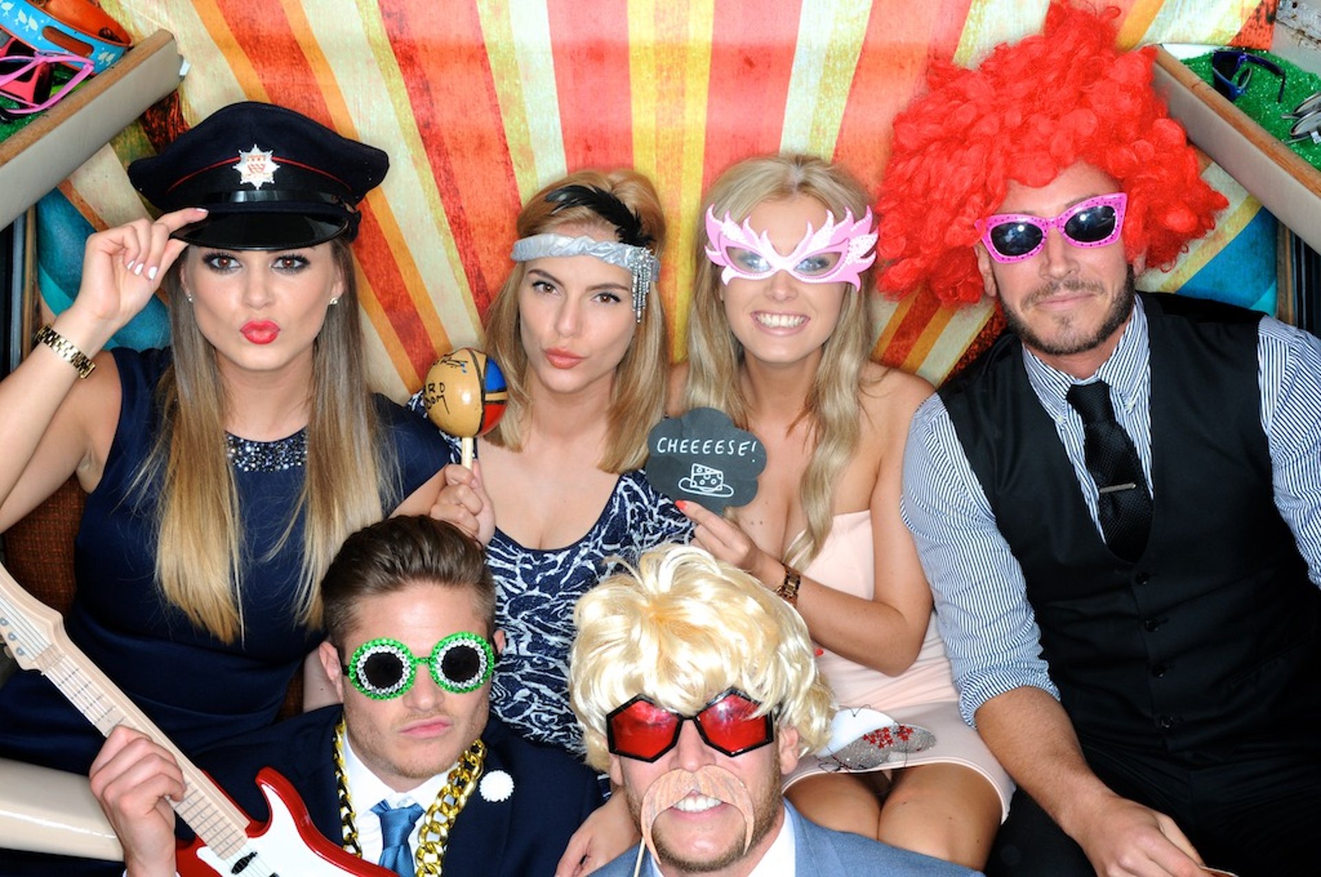 groupe d’invités posant avec accessoires
