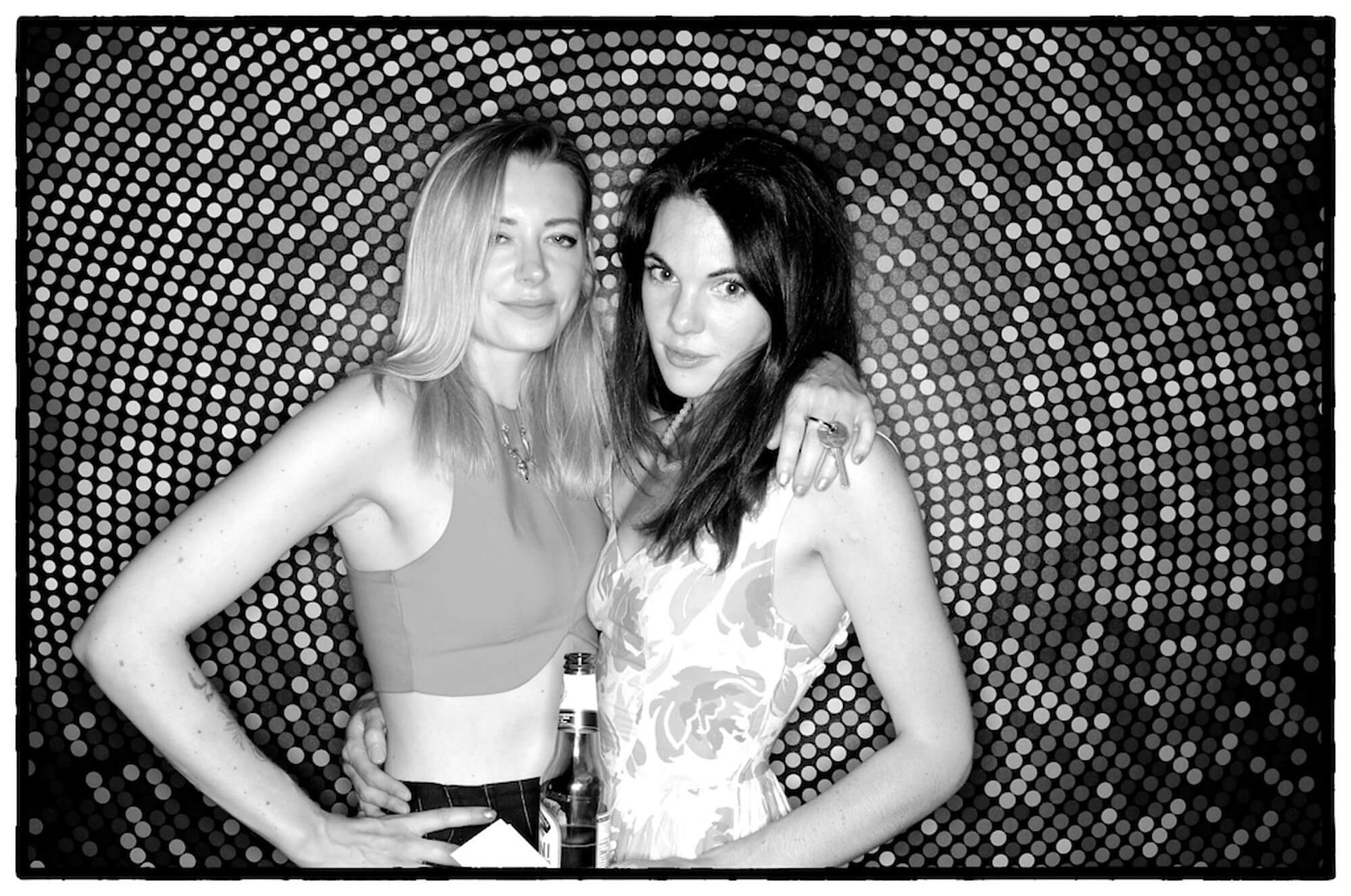 invités s’amusant avec accessoires lors d’une fête