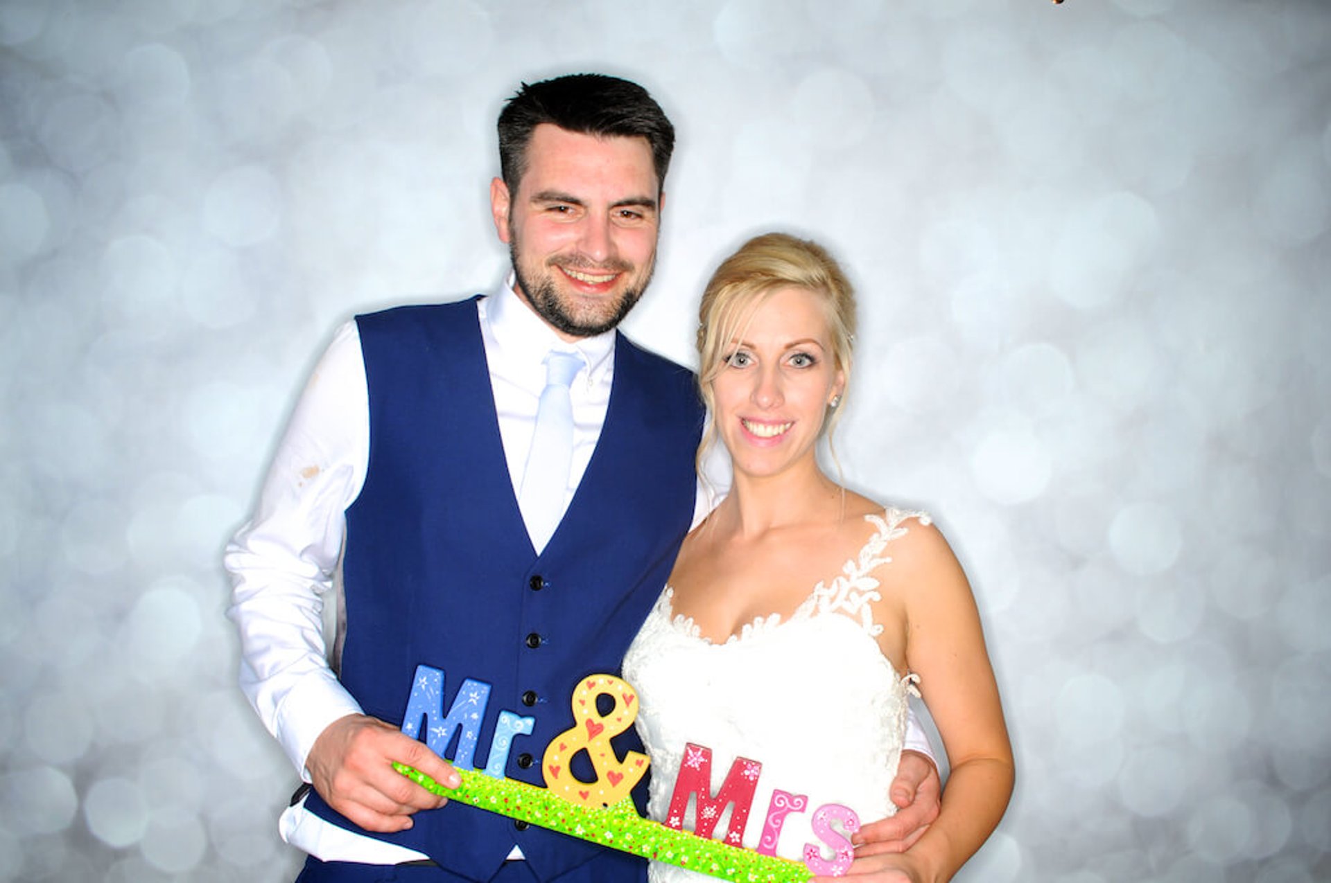 couple de mariés en photo fun dans une borne photo