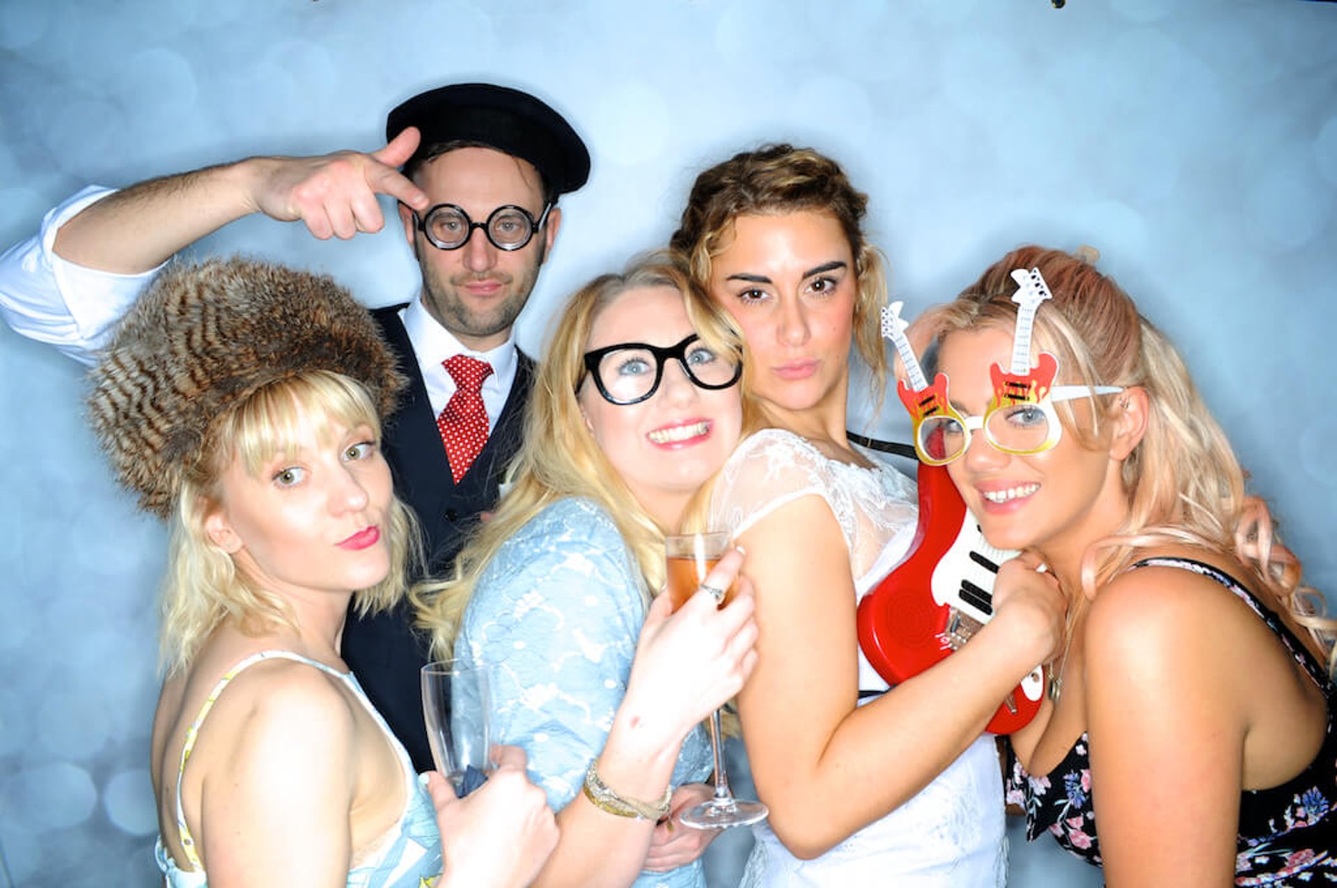 groupe de personnes dans une borne photo