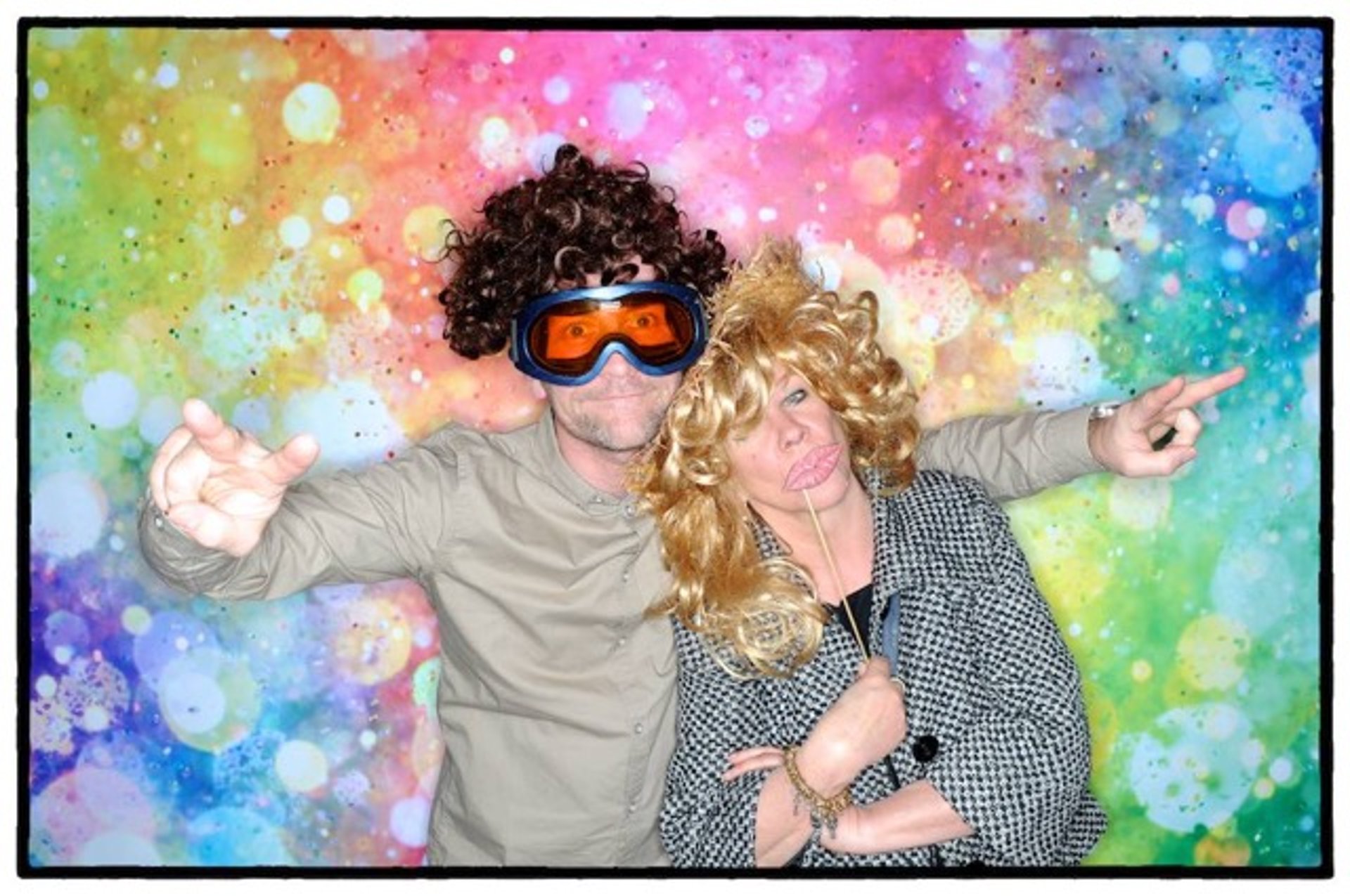 invités posant dans une borne photo lors d’un anniversaire