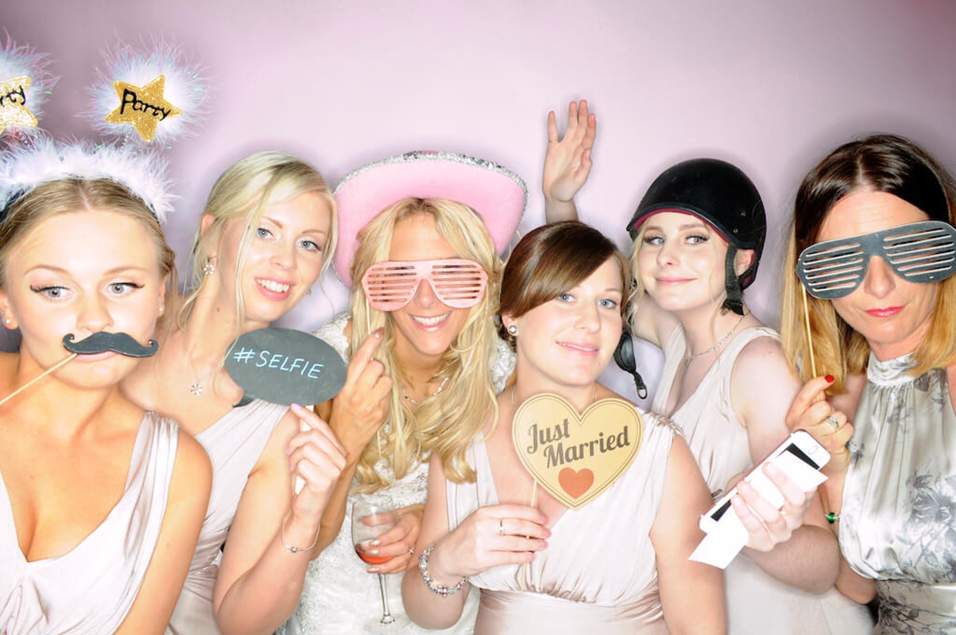 amis posant ensemble dans une borne photo