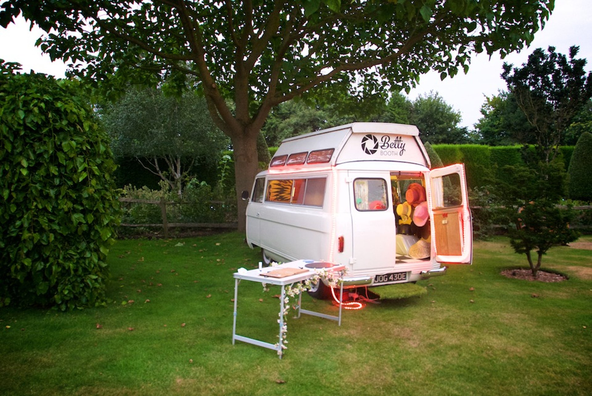 van vintage avec installation photobooth complète
