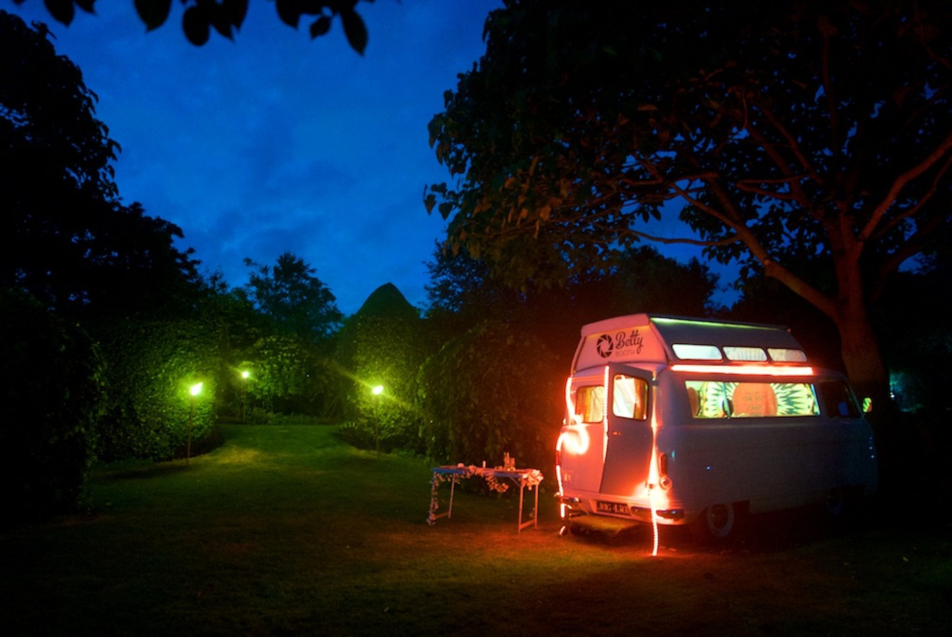 van rétro utilisé comme borne photo pour mariage ou fête