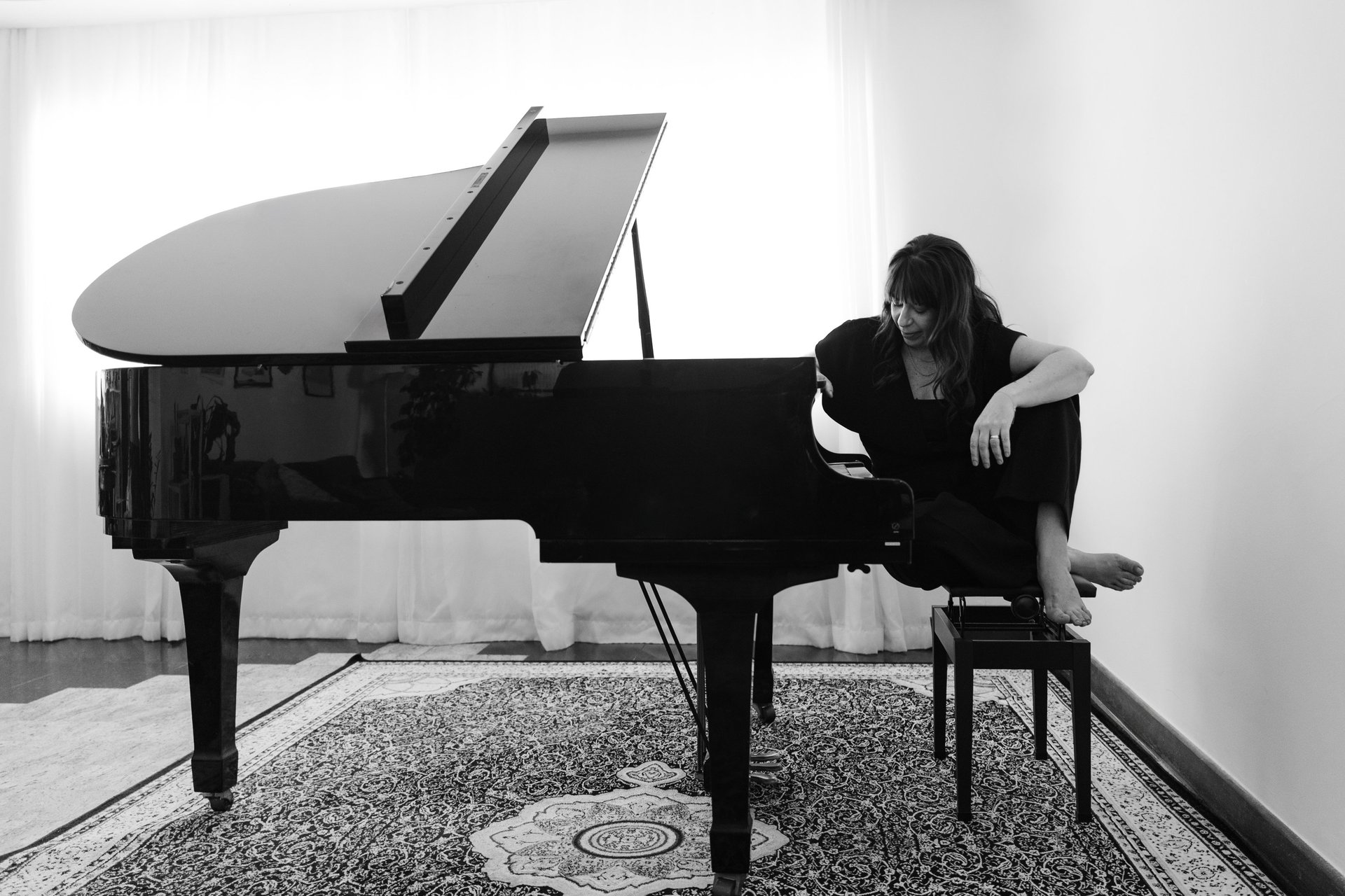 gray computer monitor