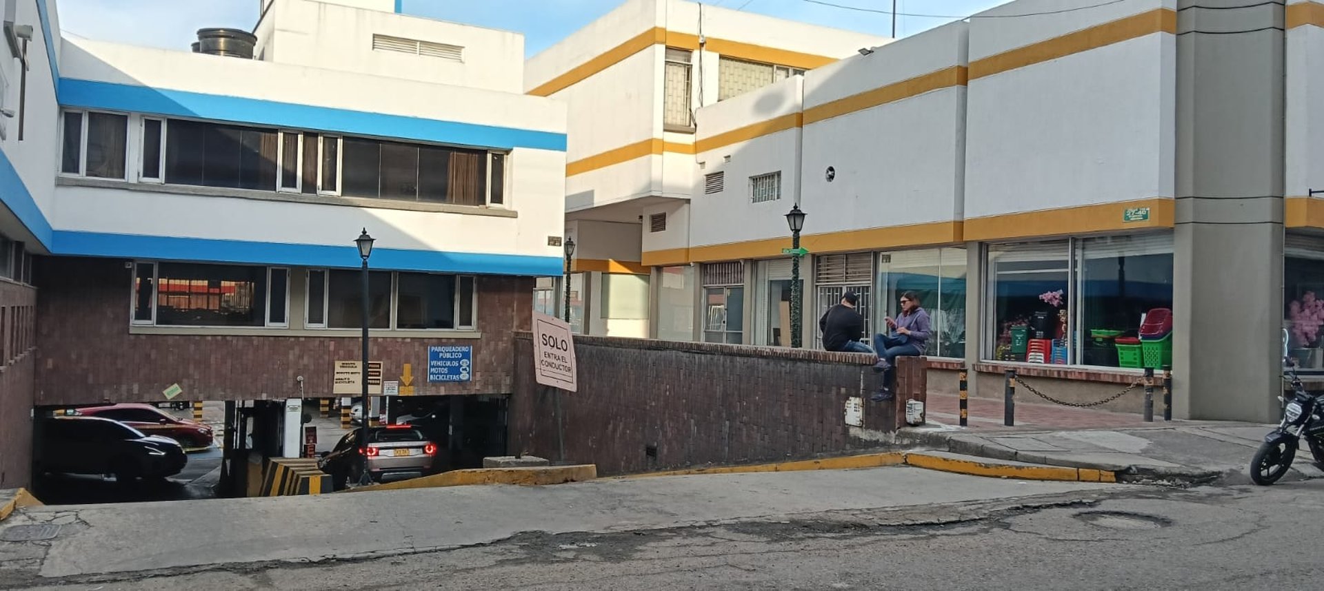 gray computer monitor