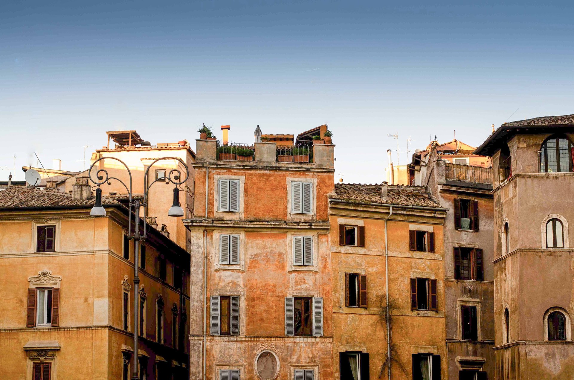 gray computer monitor