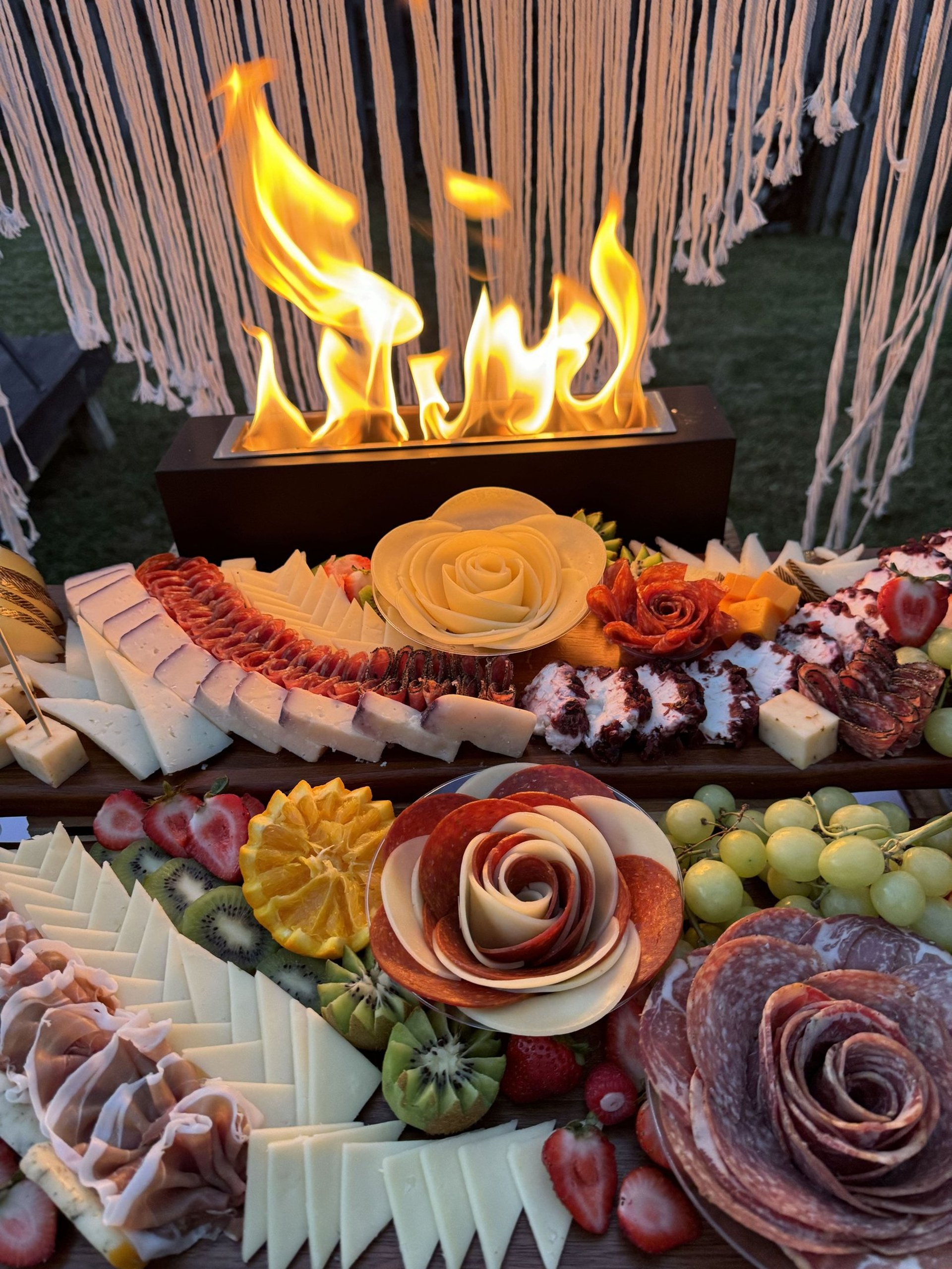 mesa de pastoreo decorada con fogata 