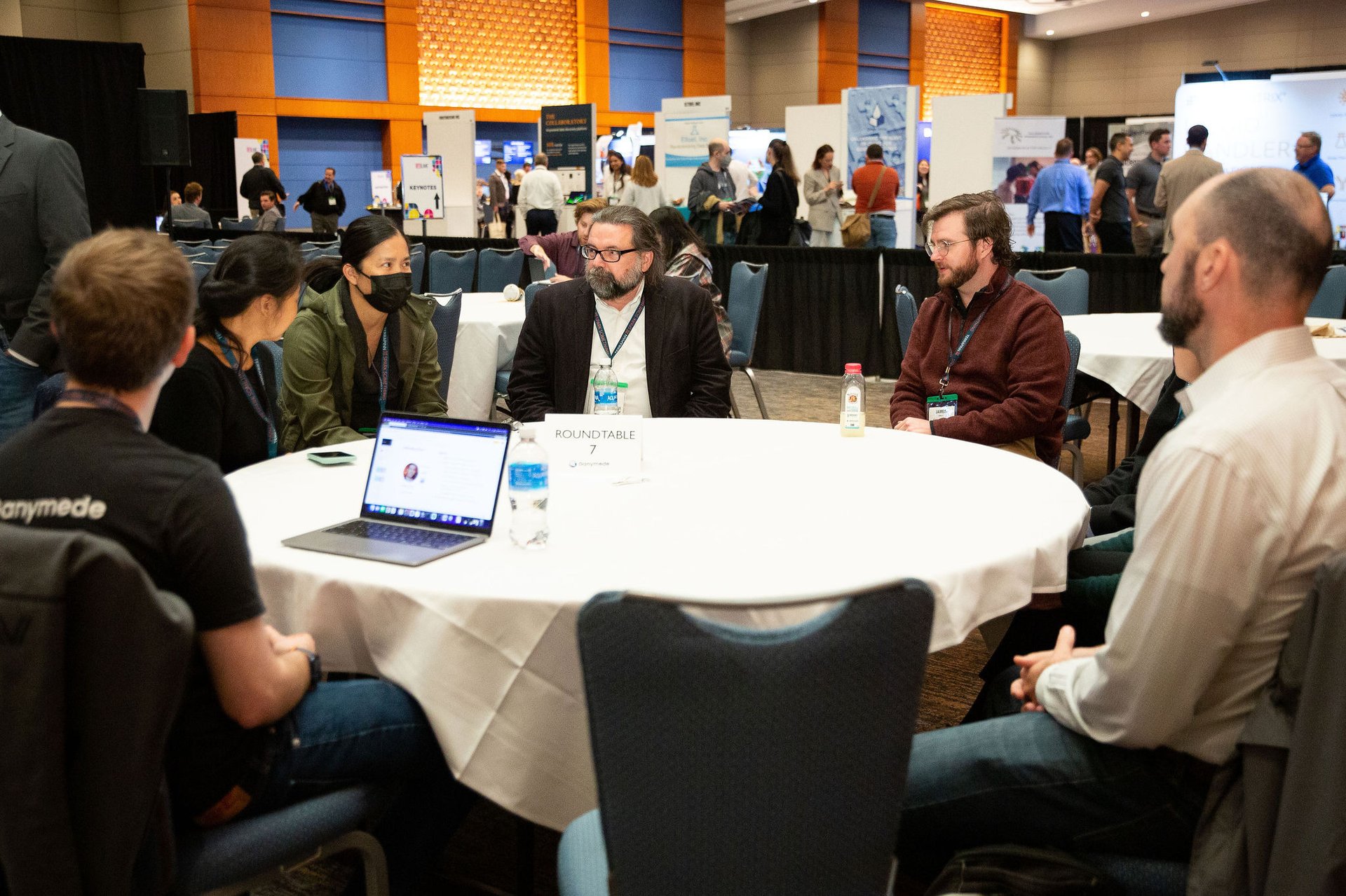 gray computer monitor