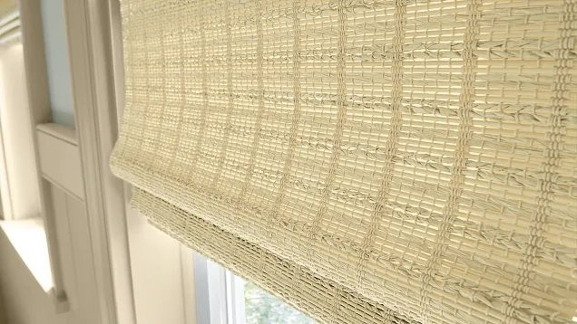 white window blinds during daytime