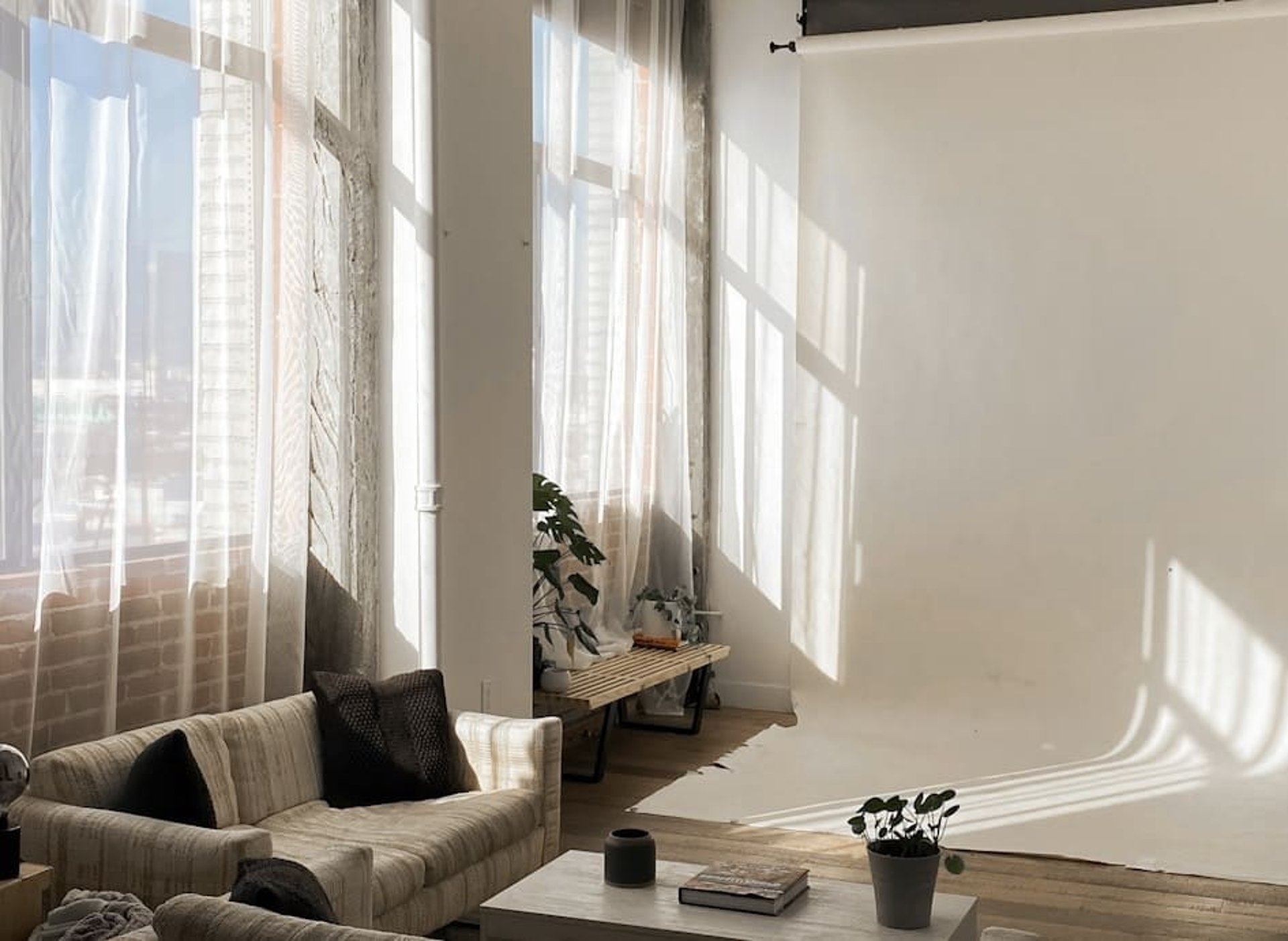 gray computer monitor