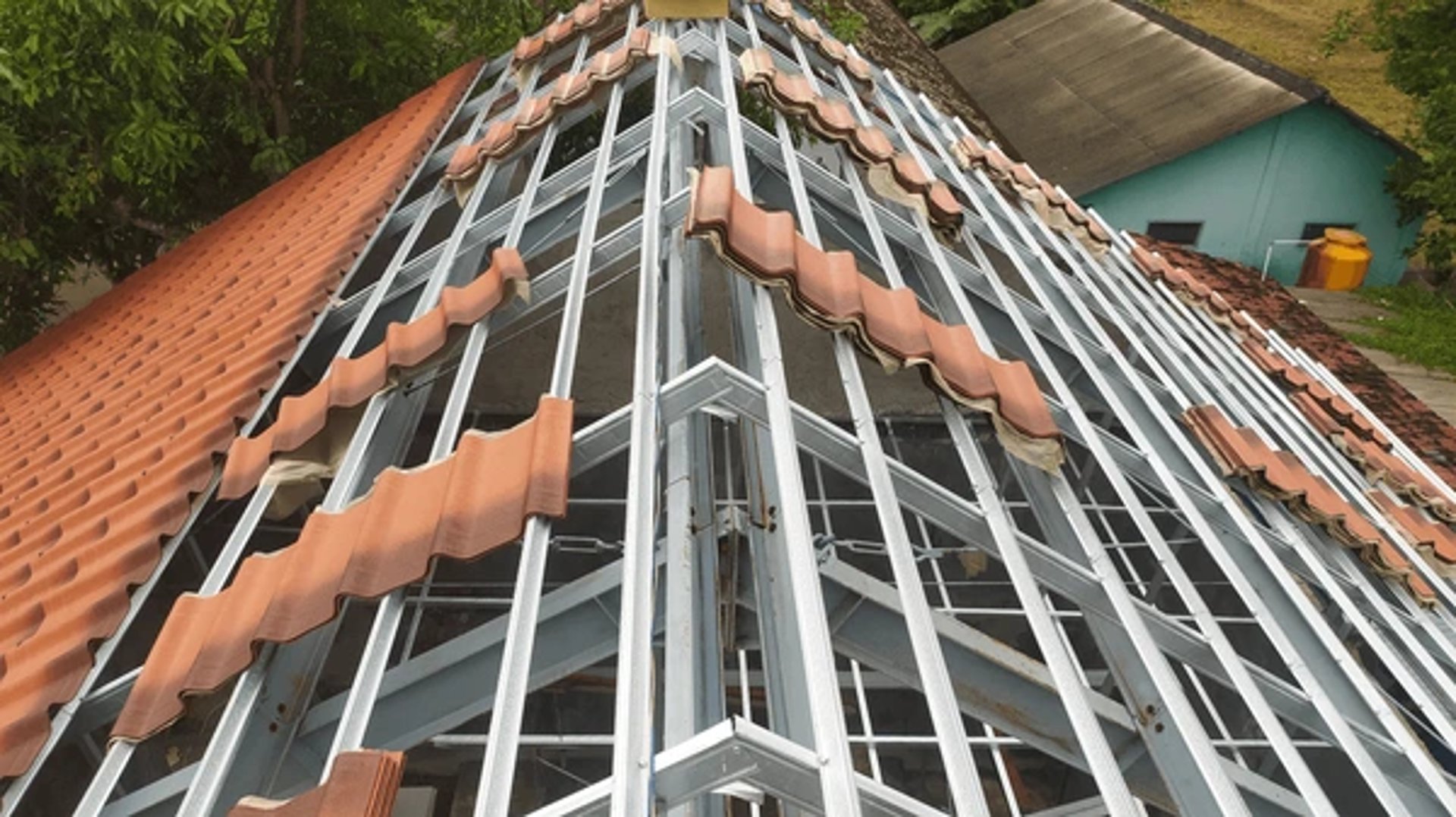 gray computer monitor