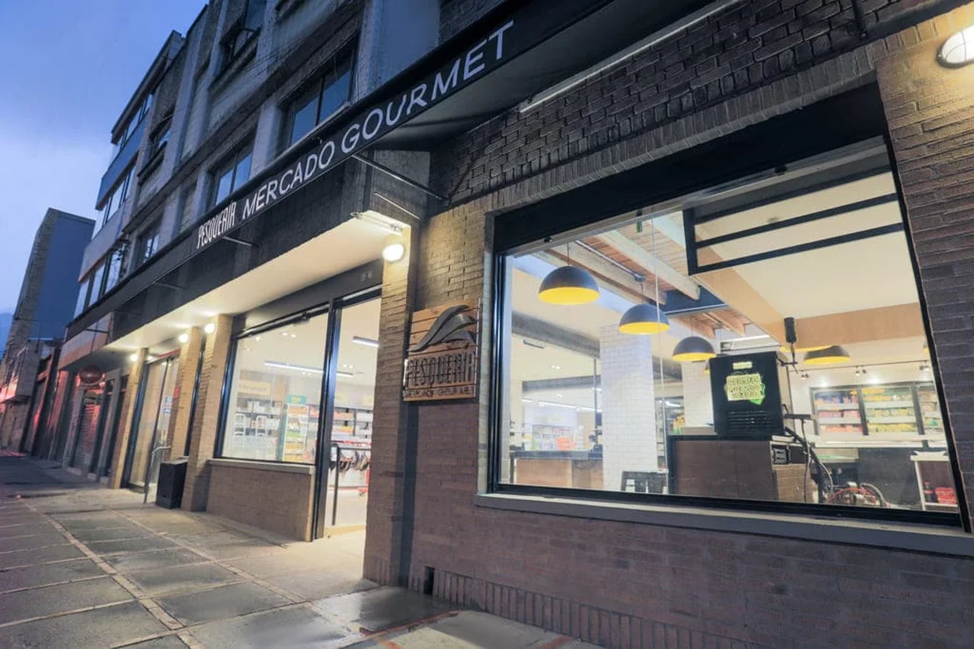 gray computer monitor