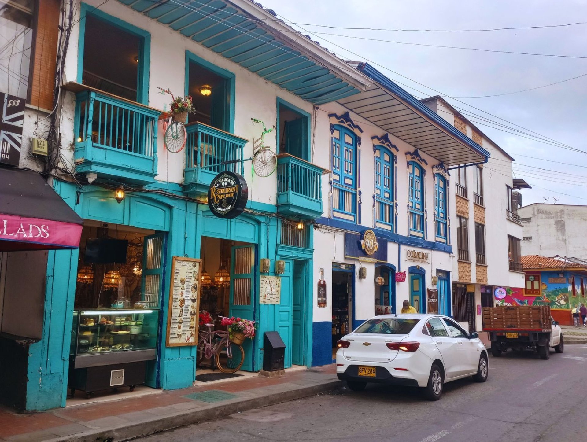 gray computer monitor