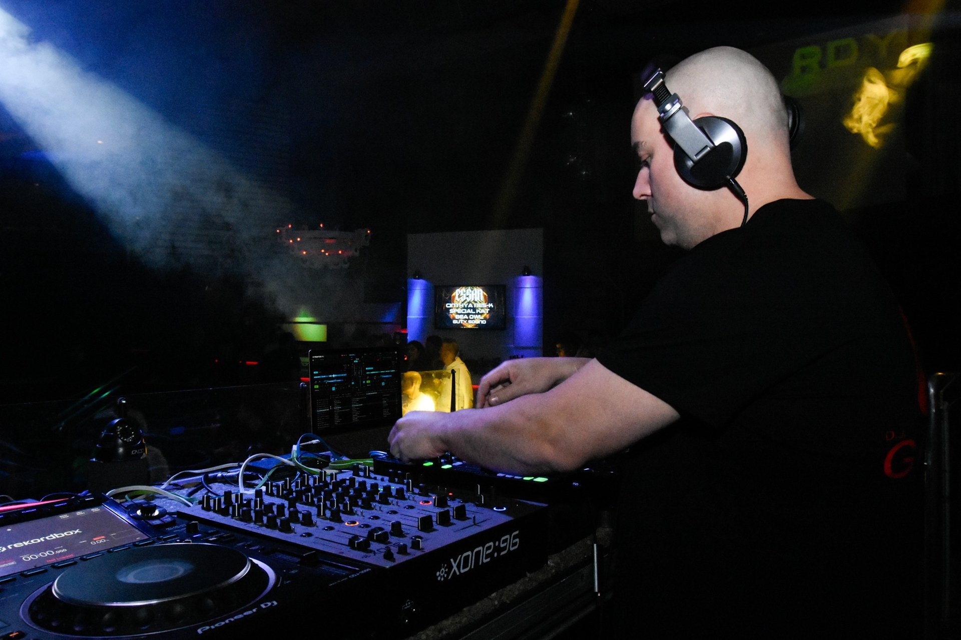 black and white bed linen