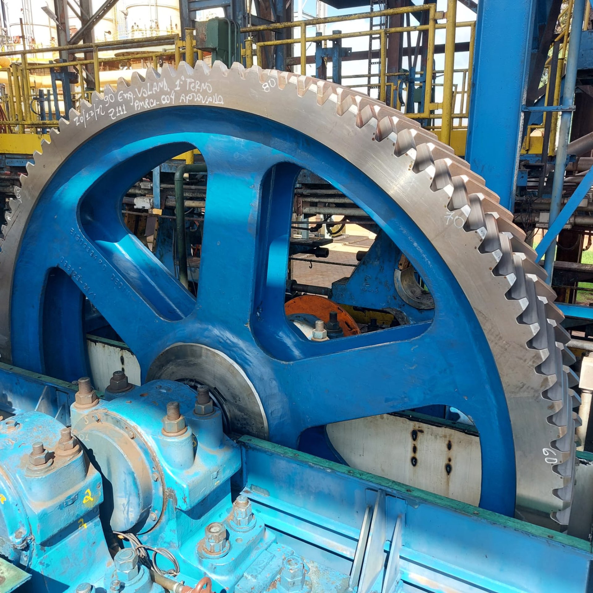 close-up photography of black metal gears