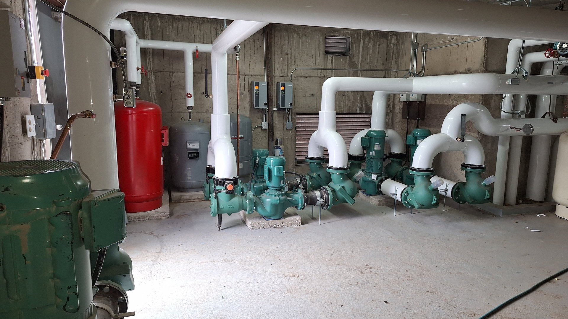 black and white bed linen