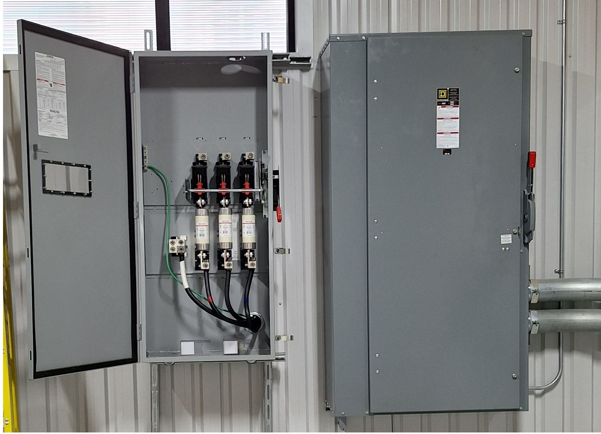 400 Amp Fused Disconnect beside a non-fused disconnect