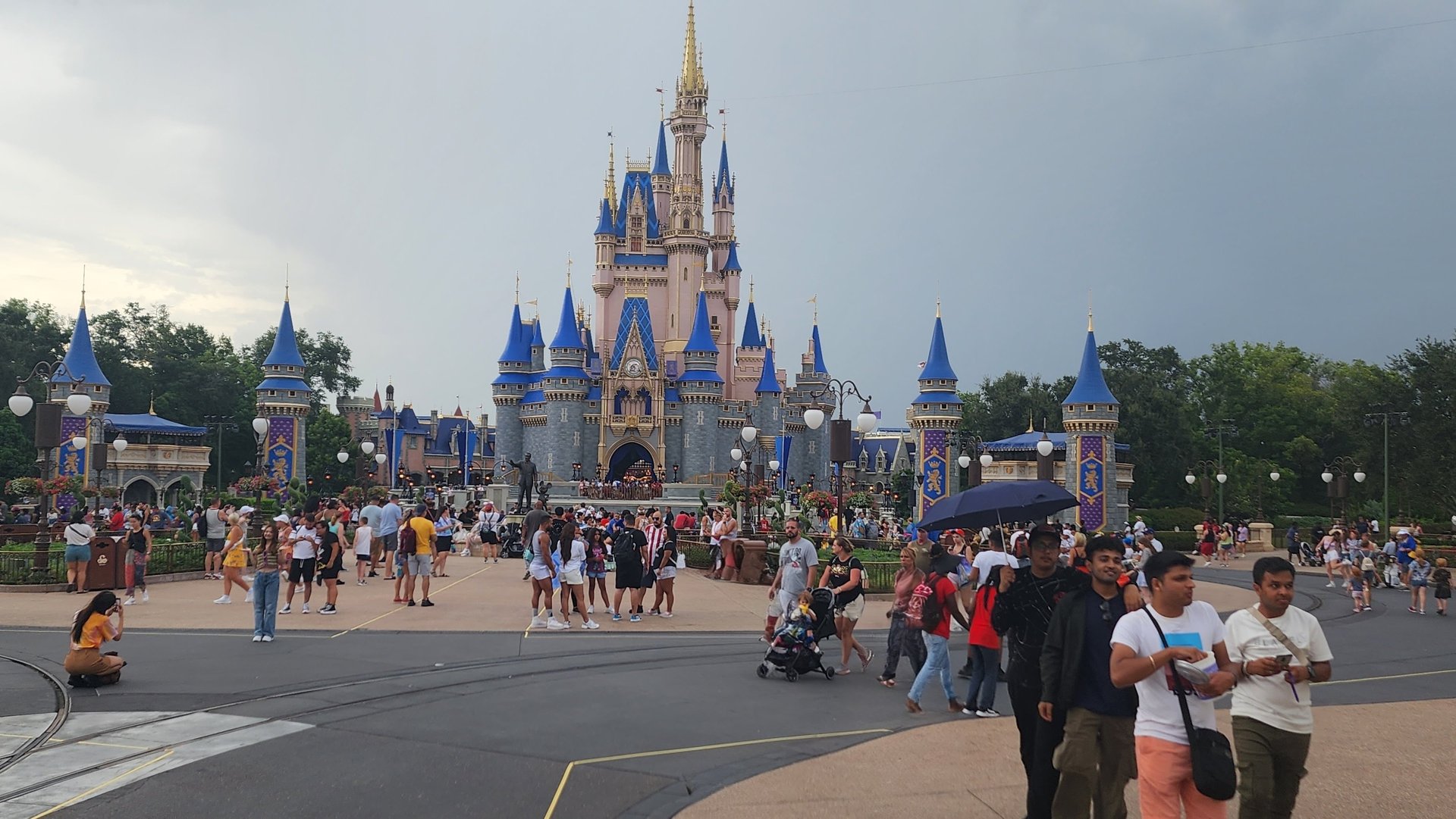 gray computer monitor