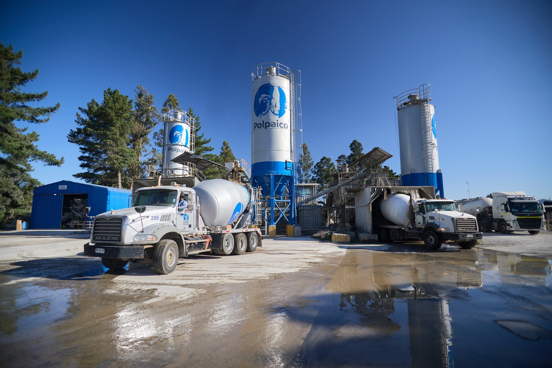 gray computer monitor