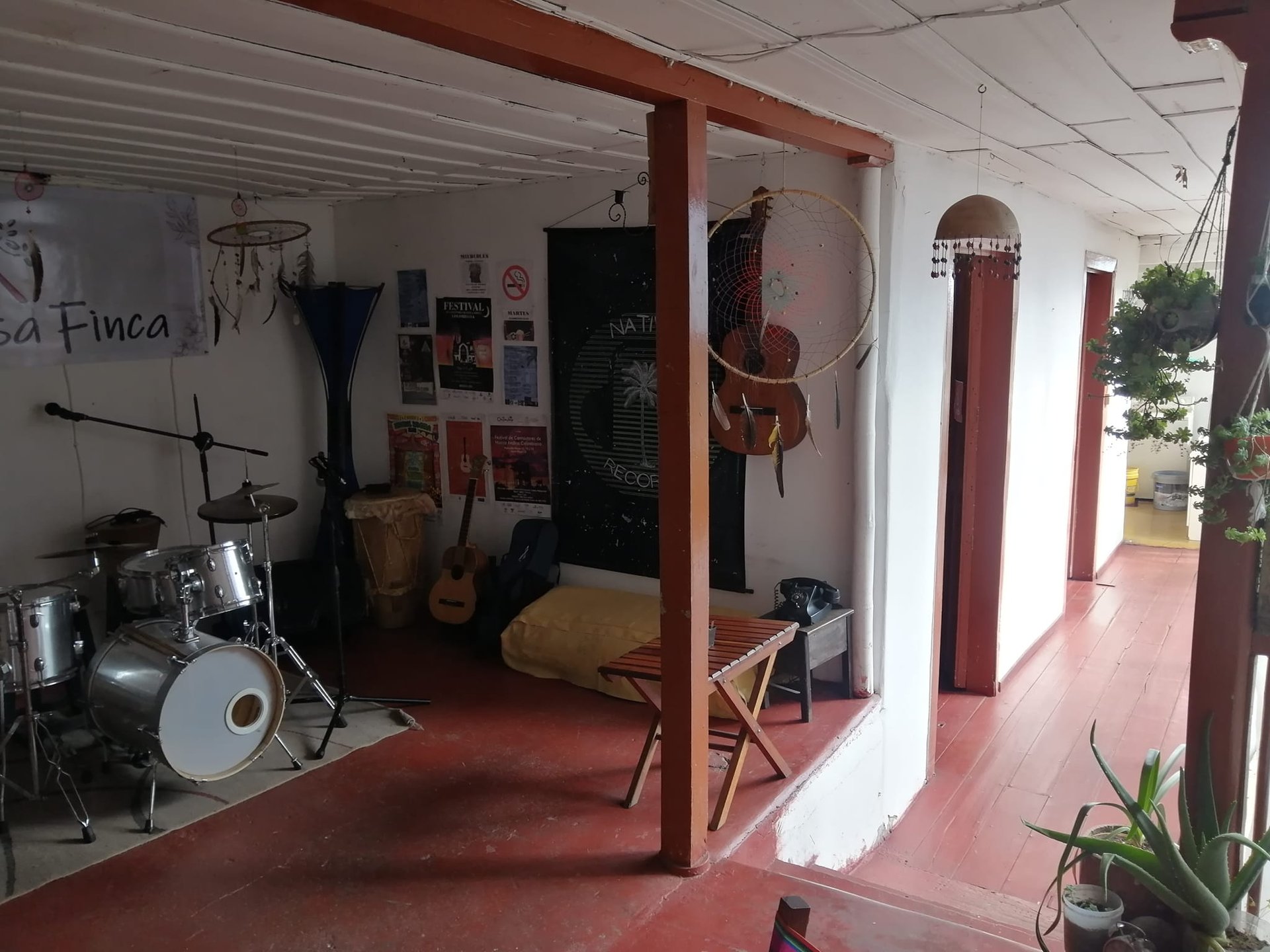 casa colonial del eje cafetero con instrumentos plantas atrapasueños y lamparas