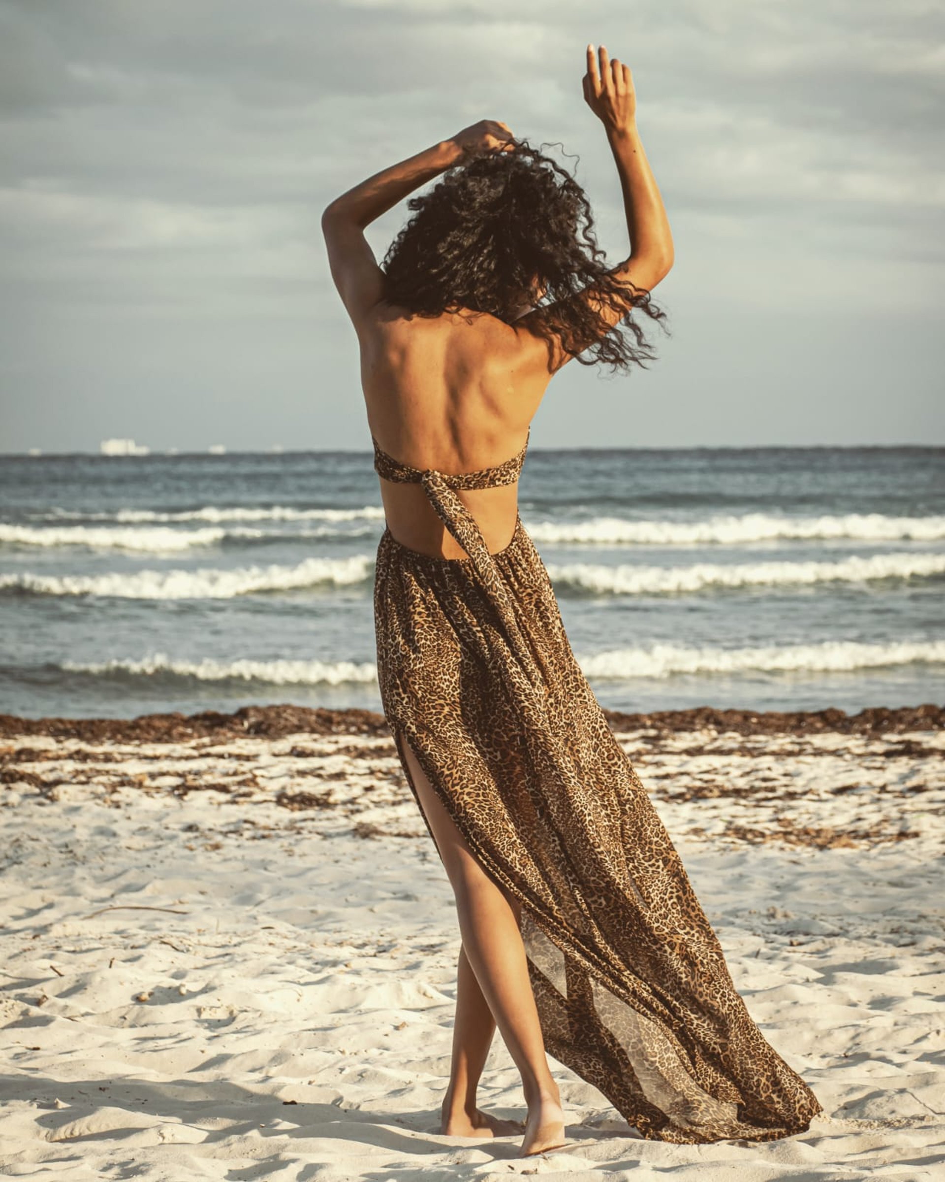 CHICA EN LA PLAYA TULUM 