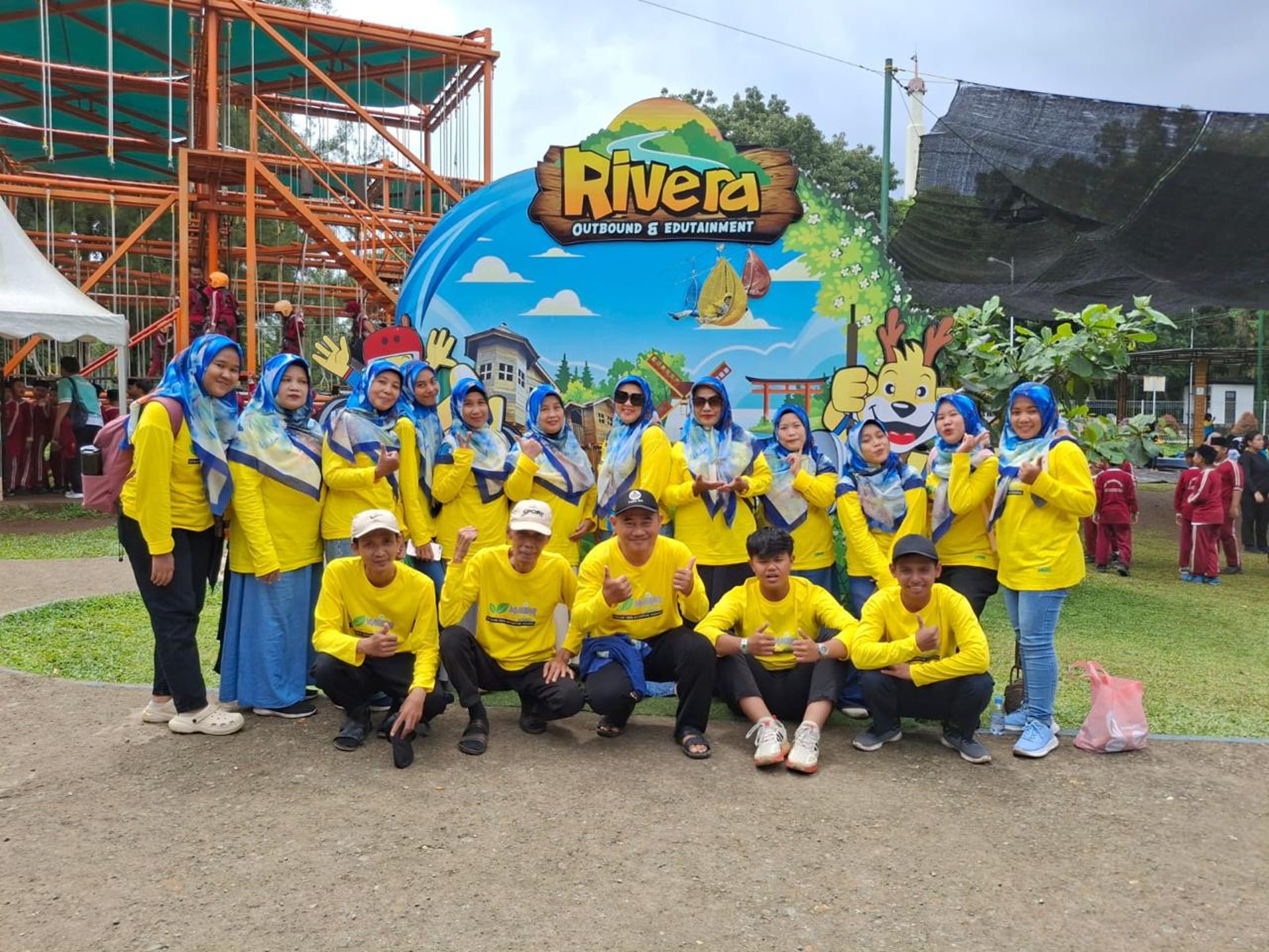 gray computer monitor