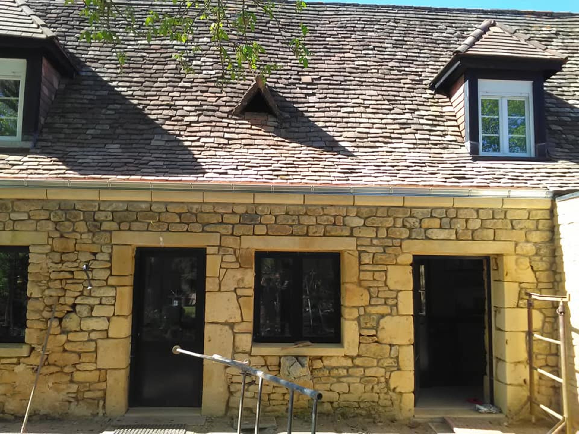 gray computer monitor