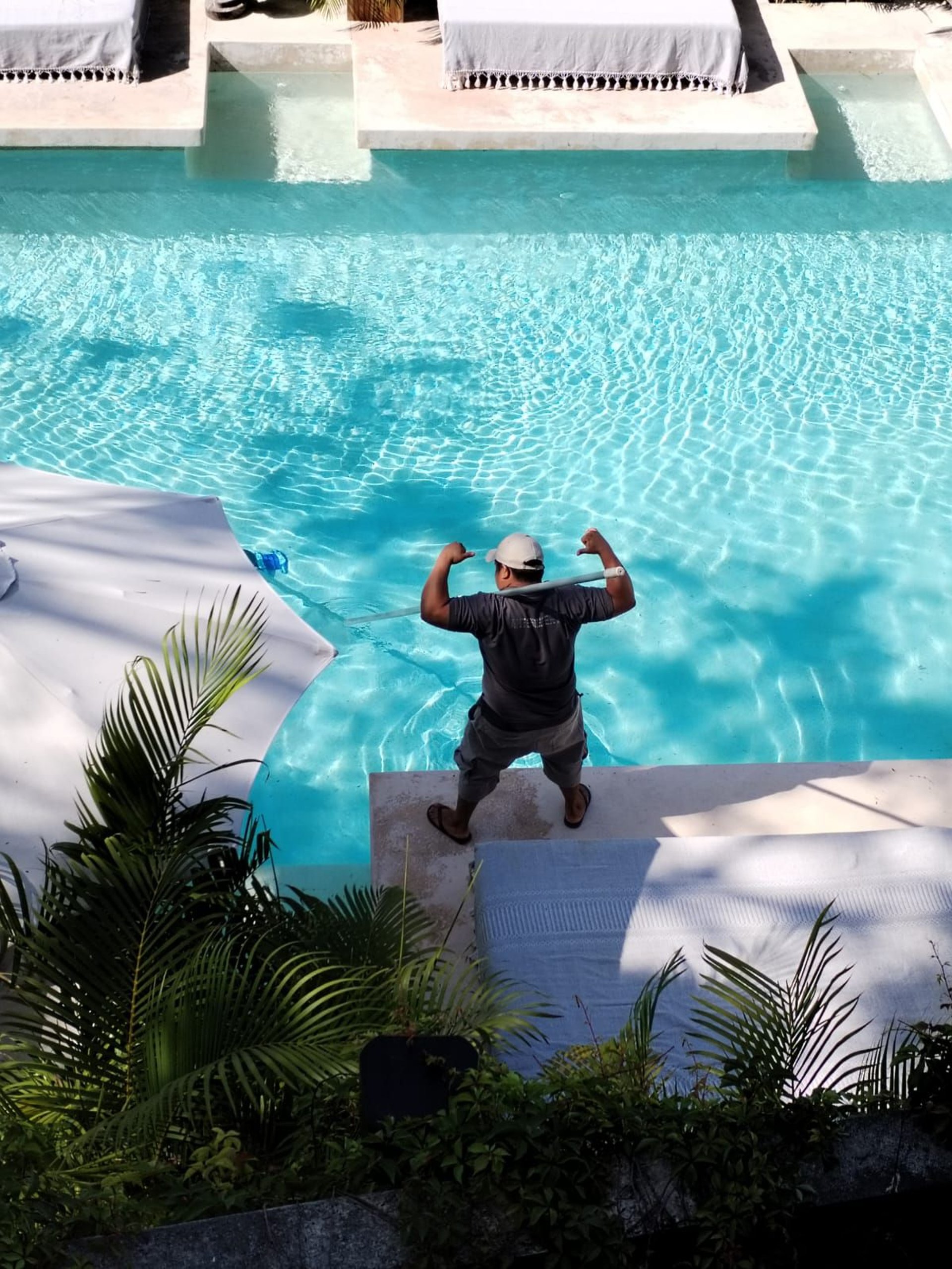 gray computer monitor