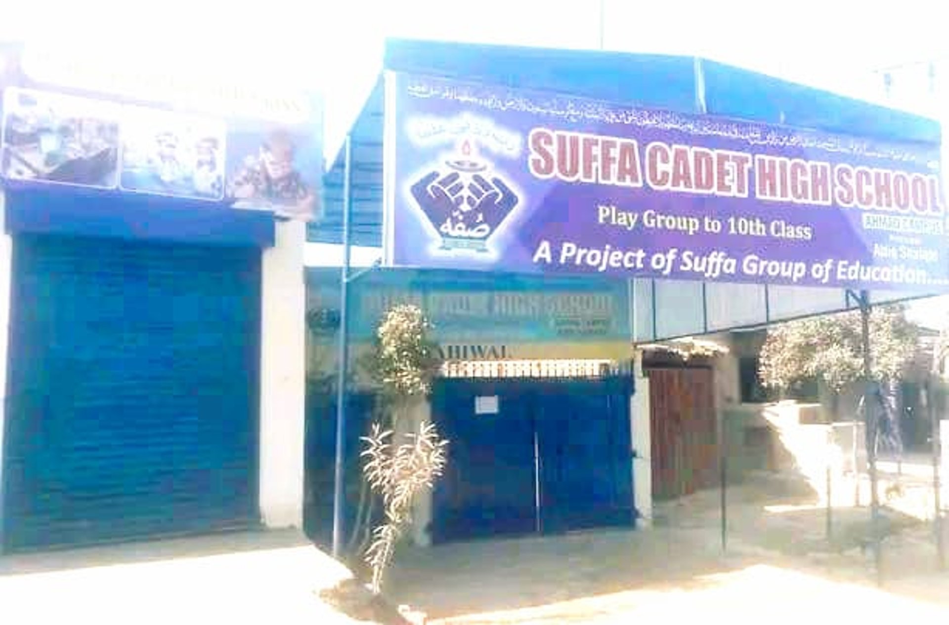 gray computer monitor