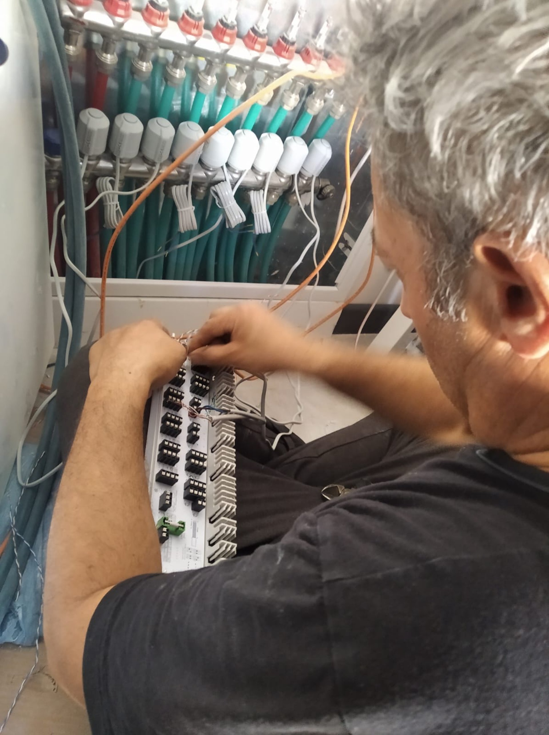 gray computer monitor