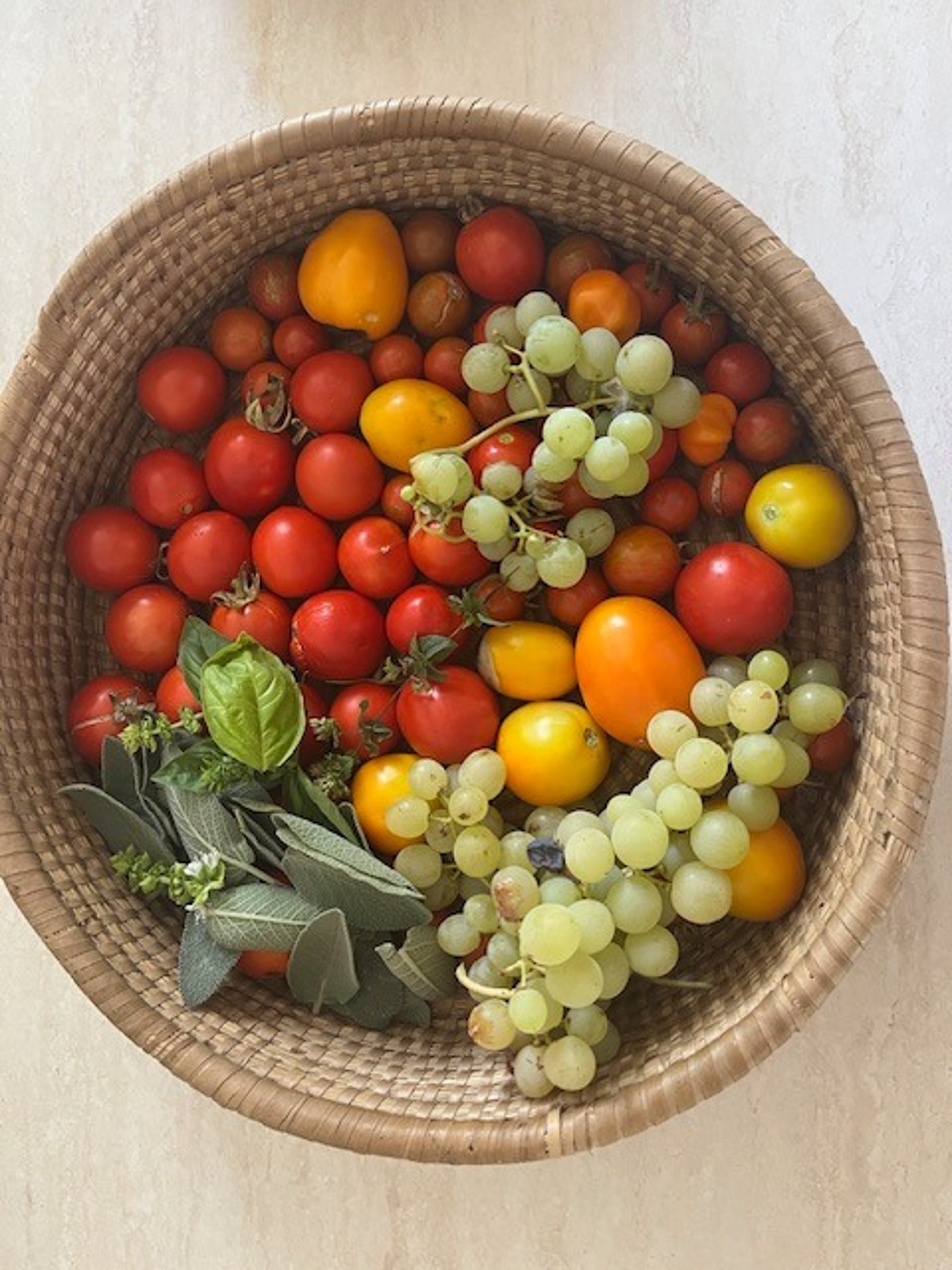 gray computer monitor