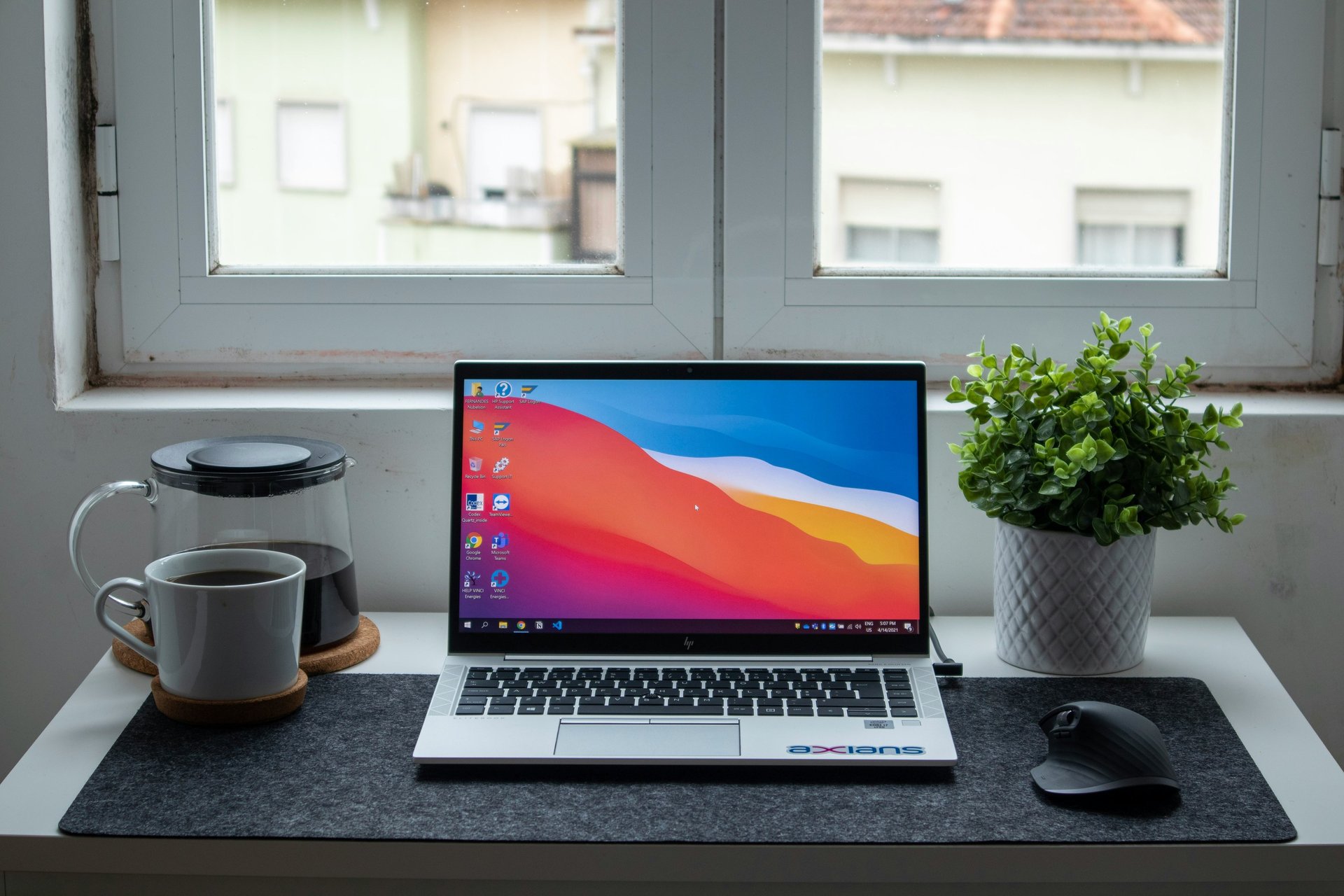 gray computer monitor