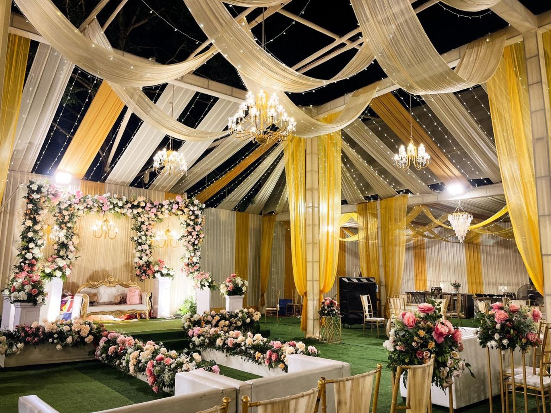 black and white bed linen