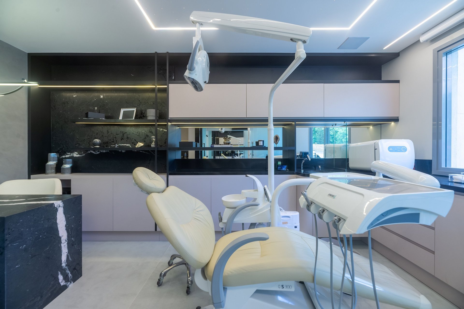 Ambiente interno da Ruti Dreyër Clinic em Porto Alegre, destacando um espaço de atendimento moderno.