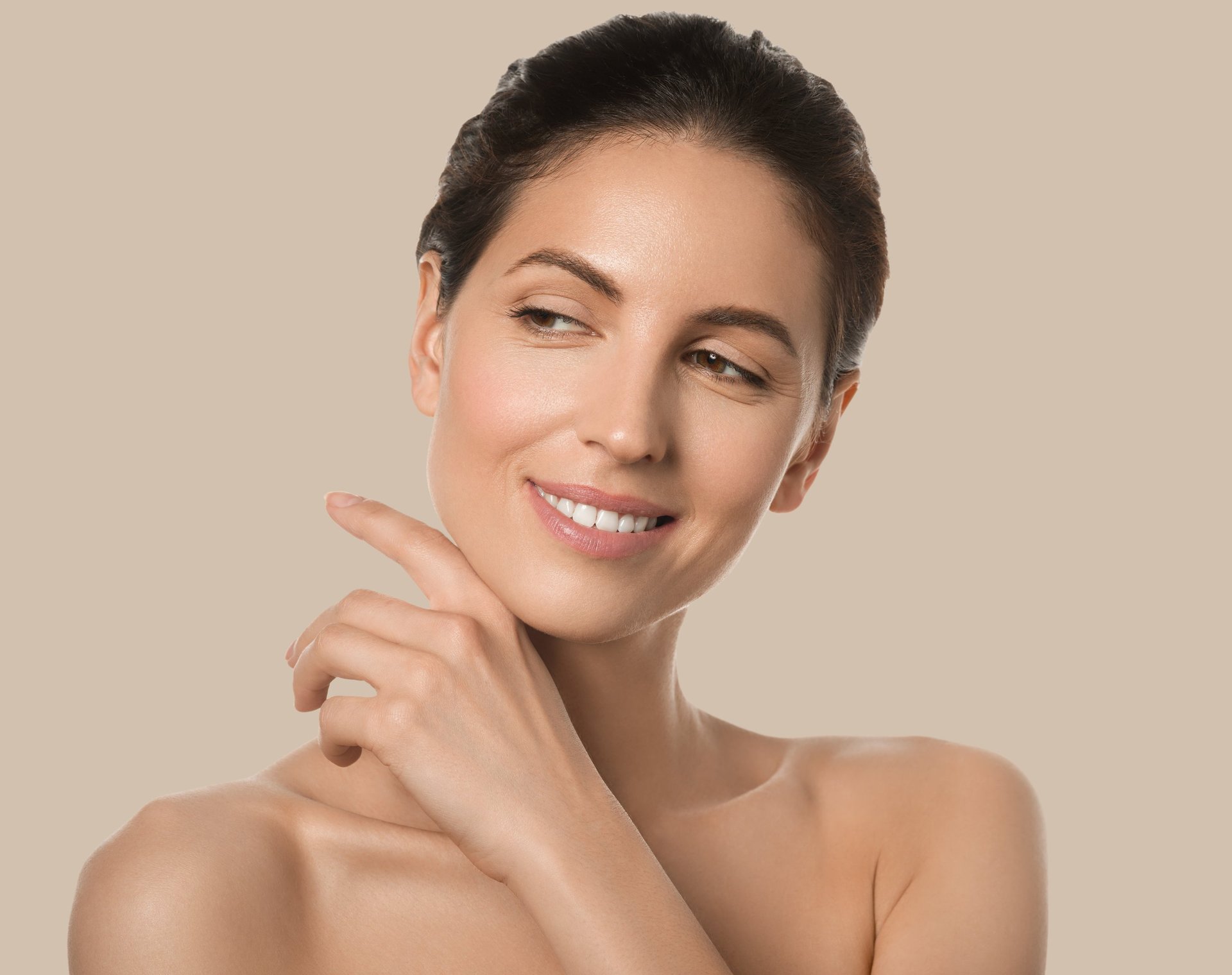 Perfil de mulher com pele radiante e natural, representando os tratamentos de rejuvenescimento inteligente