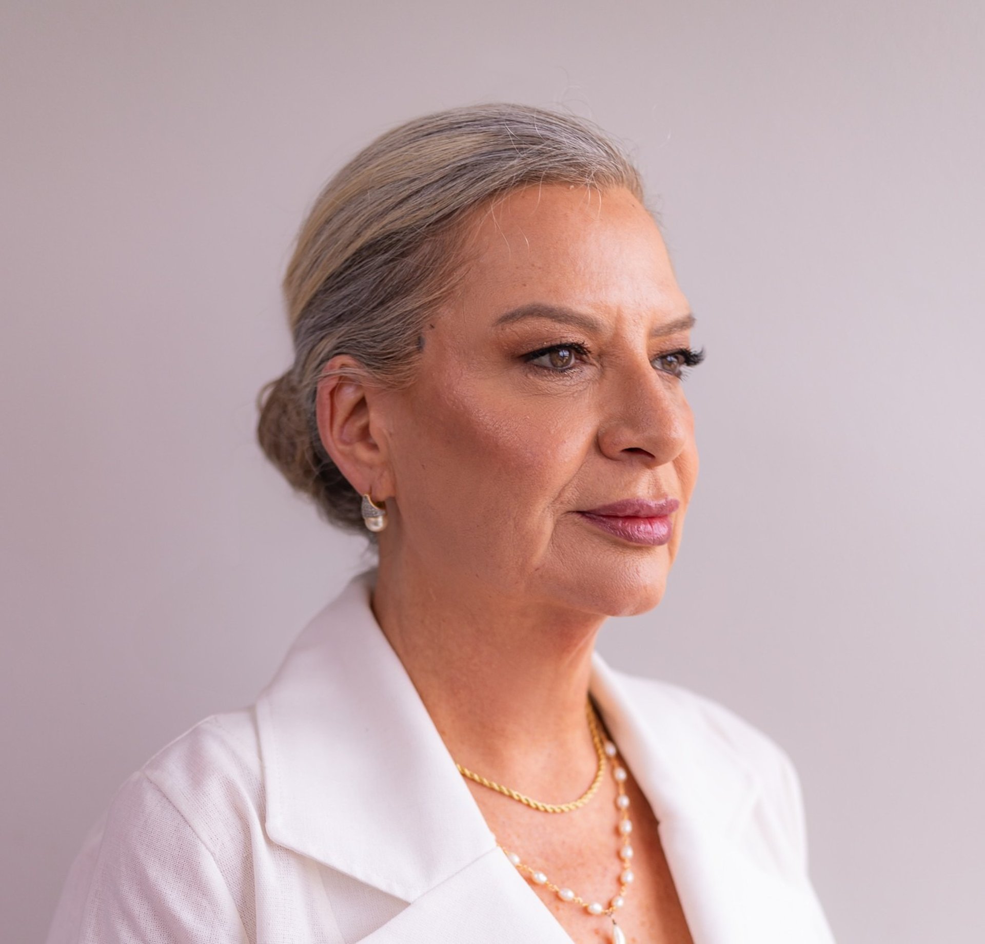 Perfil de mulher madura com pele radiante e natural, representando os tratamentos de rejuvenescimento inteligente.