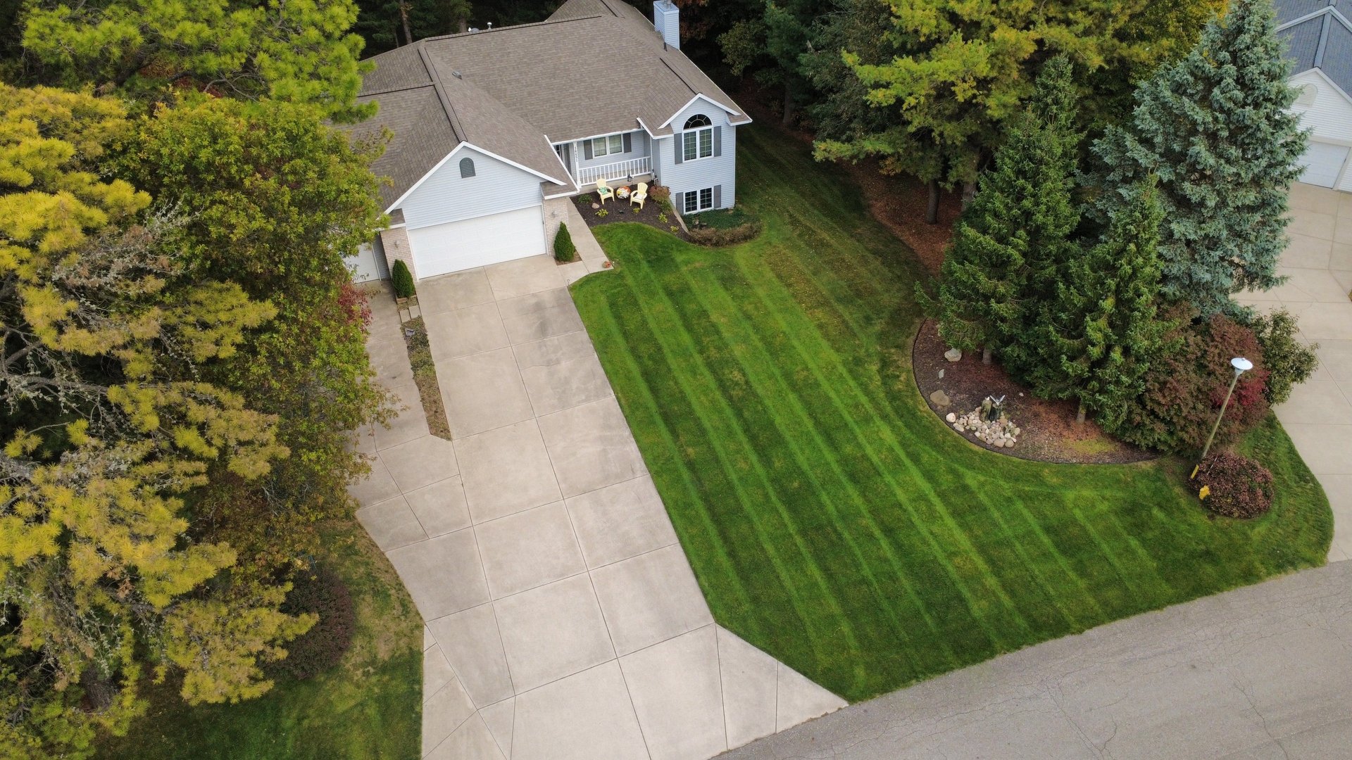 green grass field during daytime