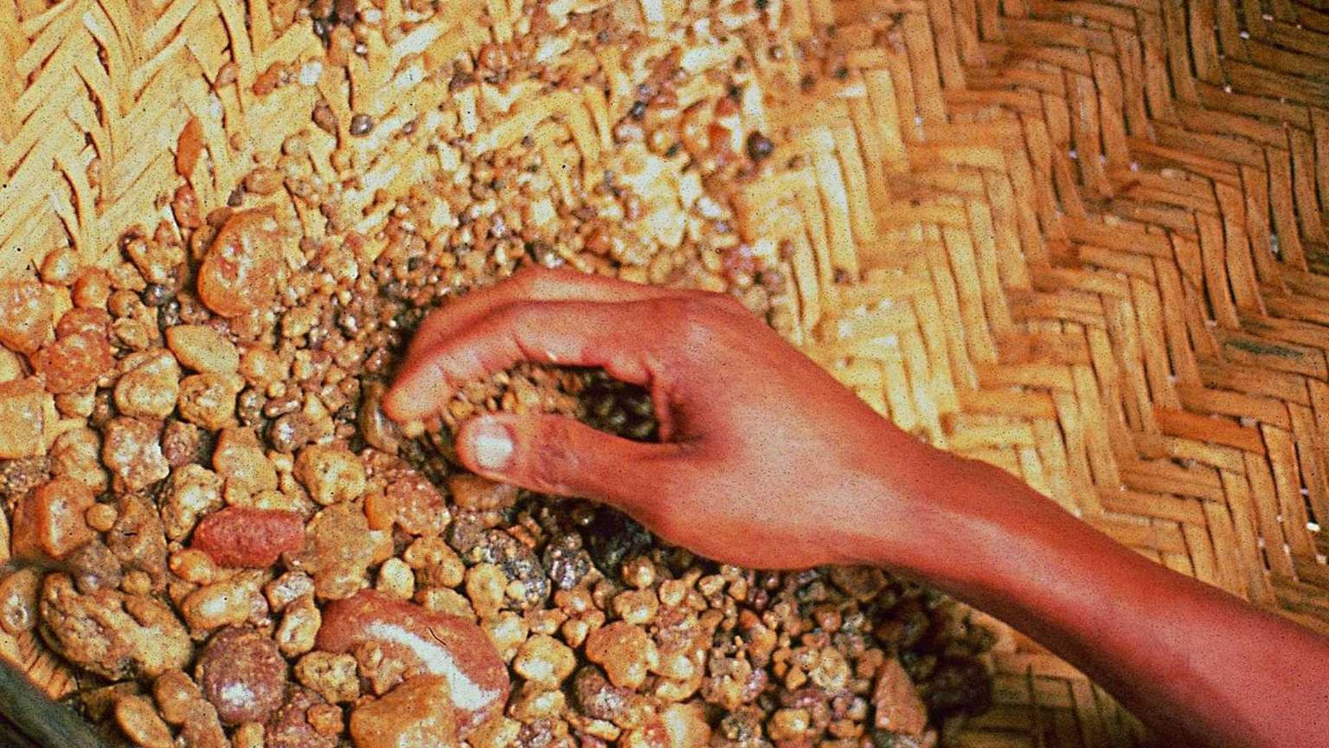 a bunch of ice cubes sitting on top of a table