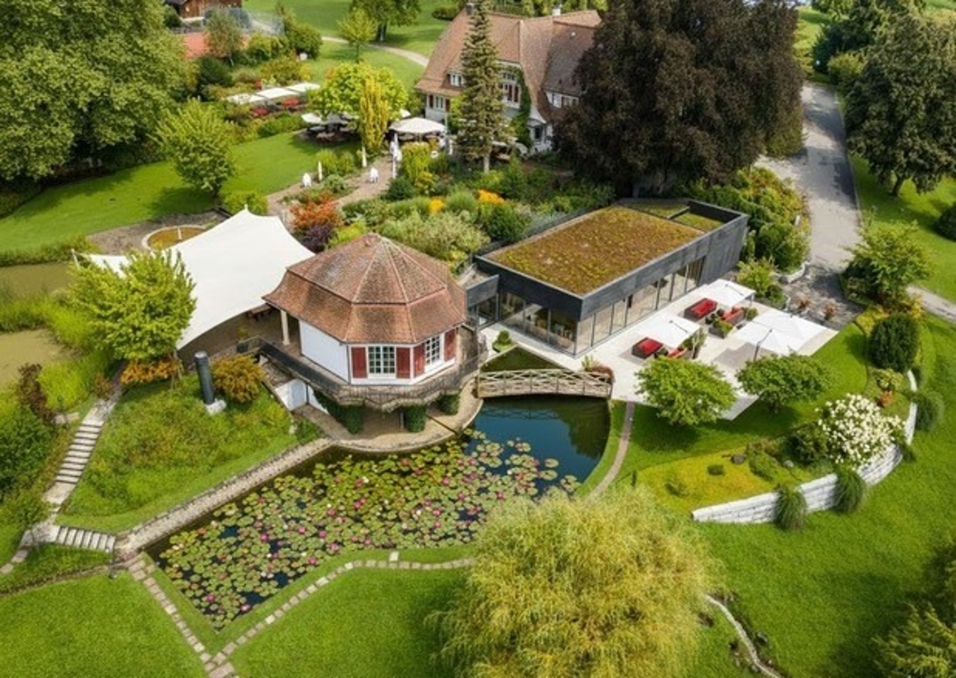 black and white bed linen