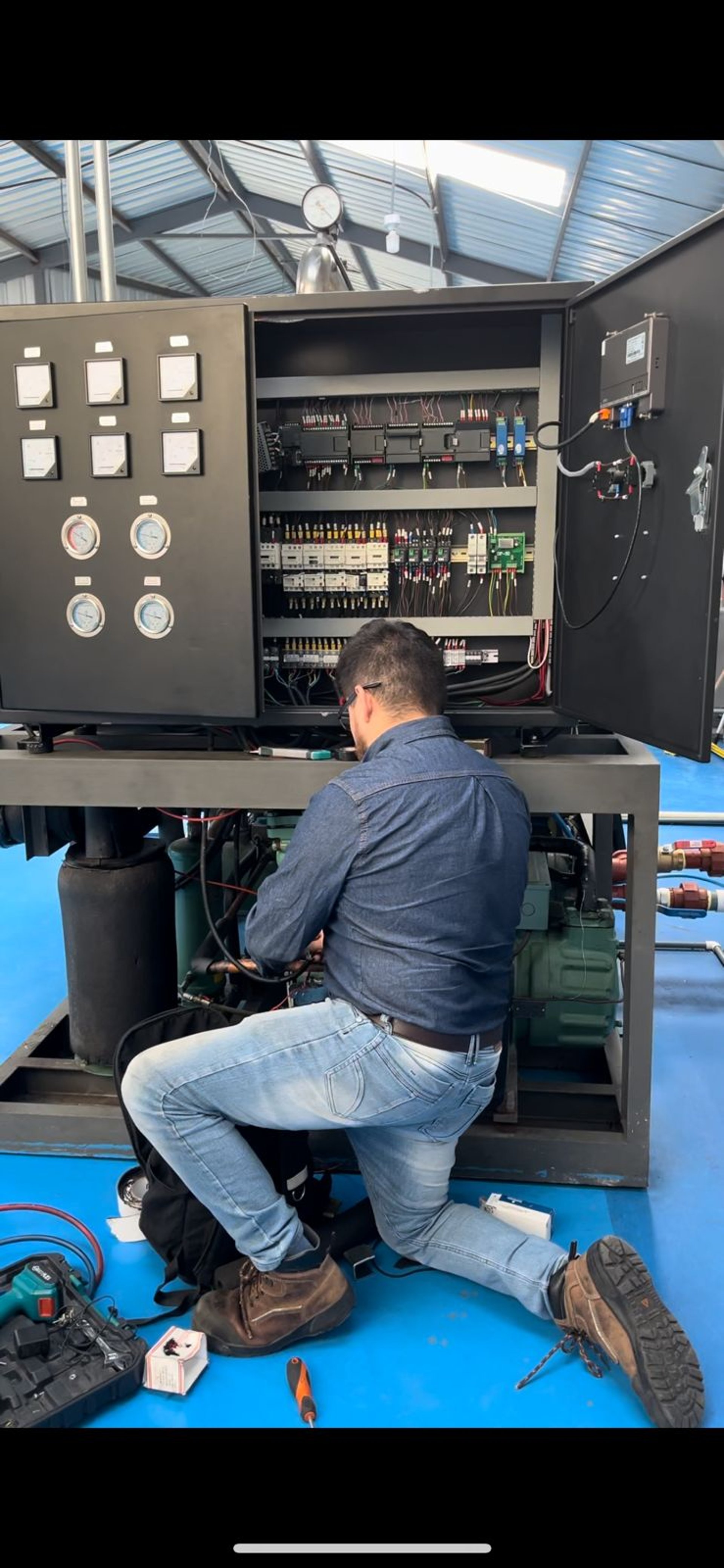 gray computer monitor