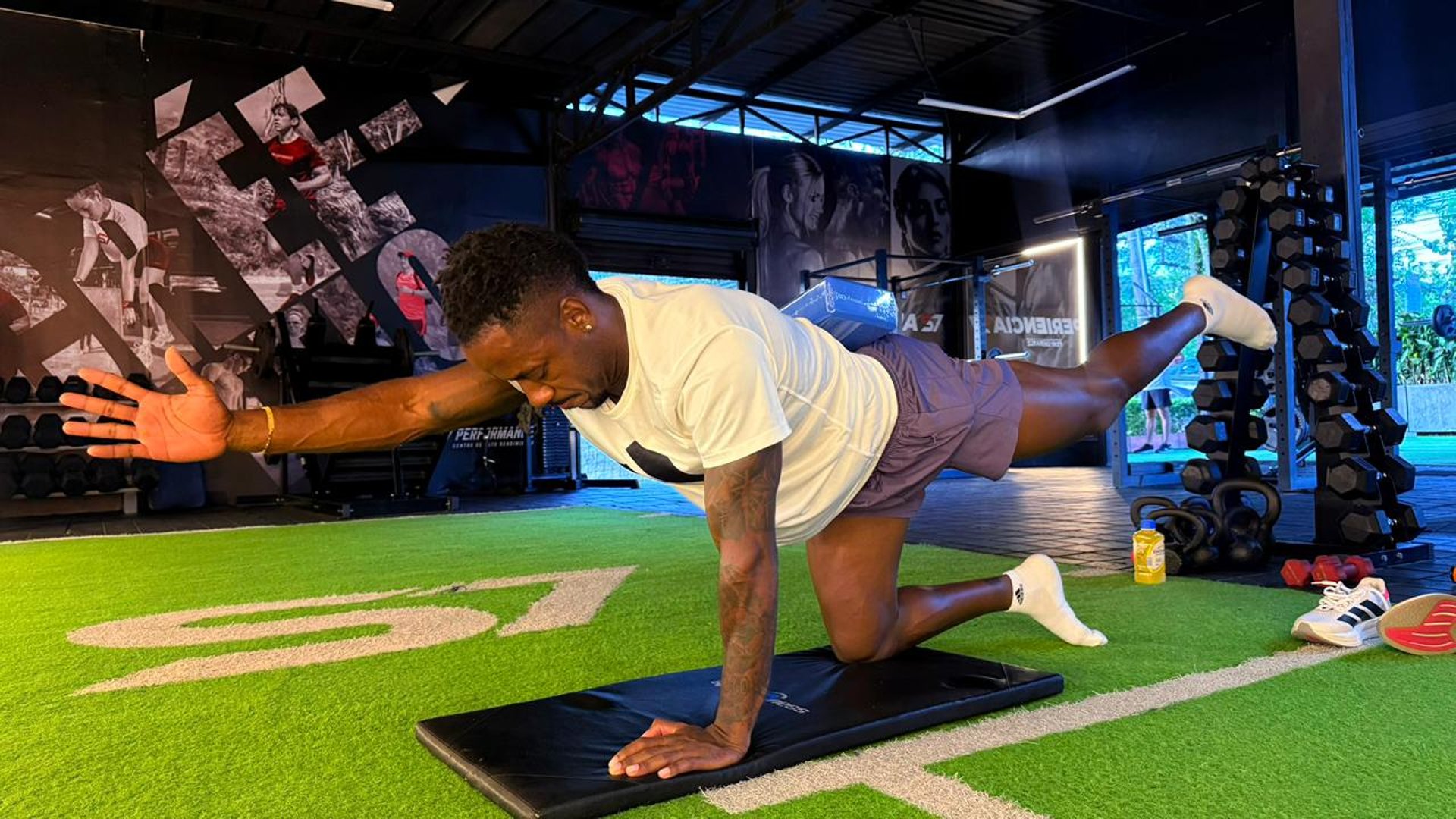 black and white bed linen